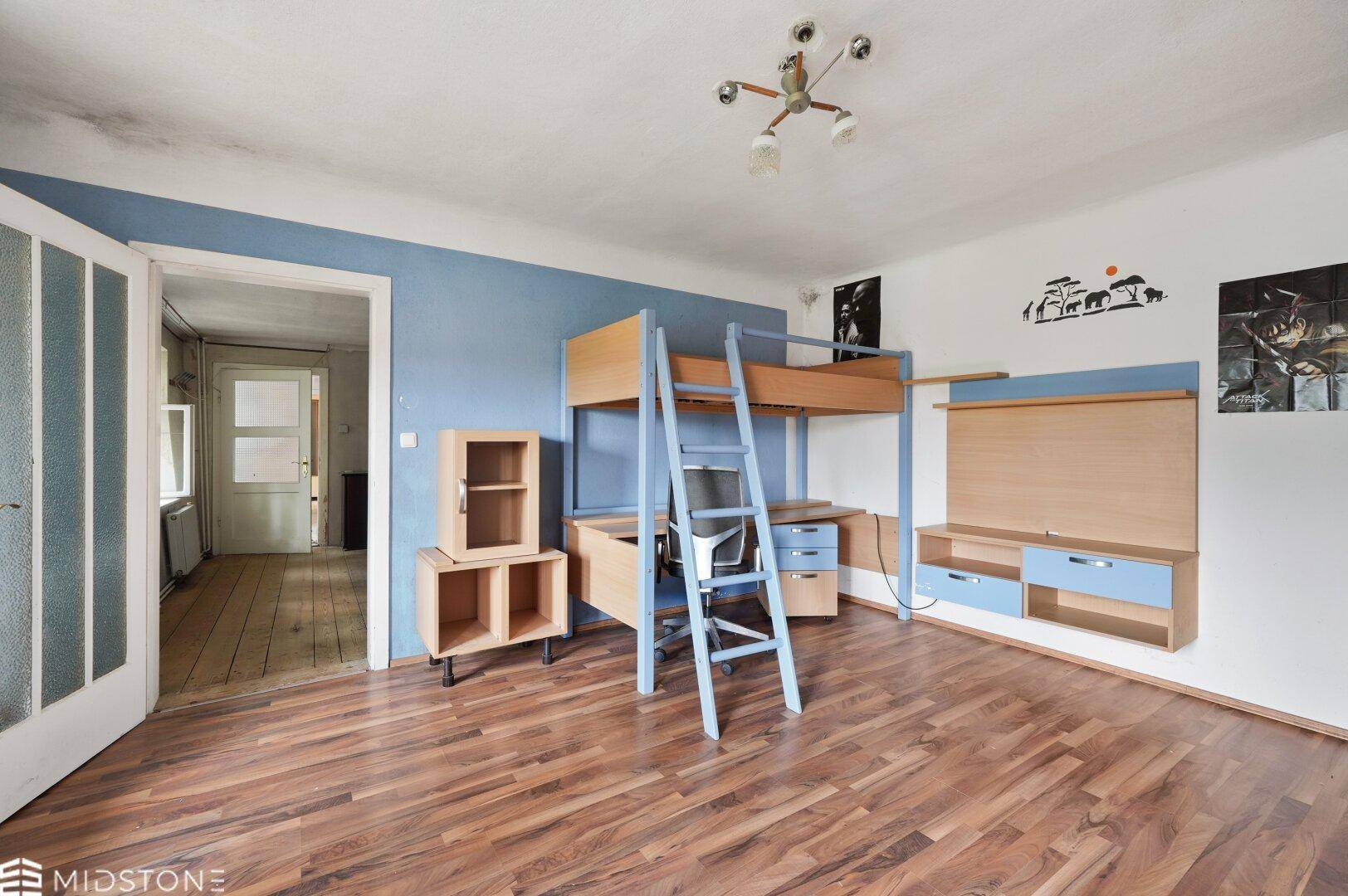 Kinderzimmer mit Hochbett, Schreibtisch und Laminatboden, in hellblauen und weißen Farbtönen gestaltet.