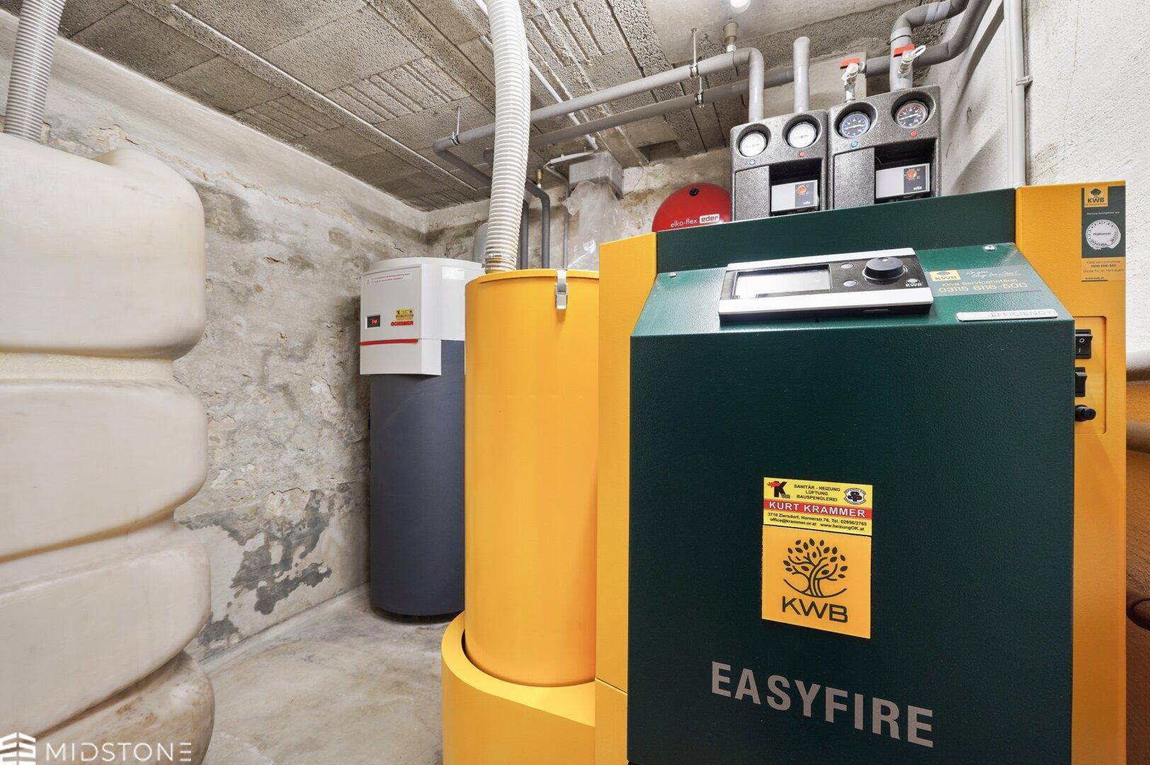 Heizraum im Keller mit moderner KWB Easyfire Heizungsanlage und Speichertanks.