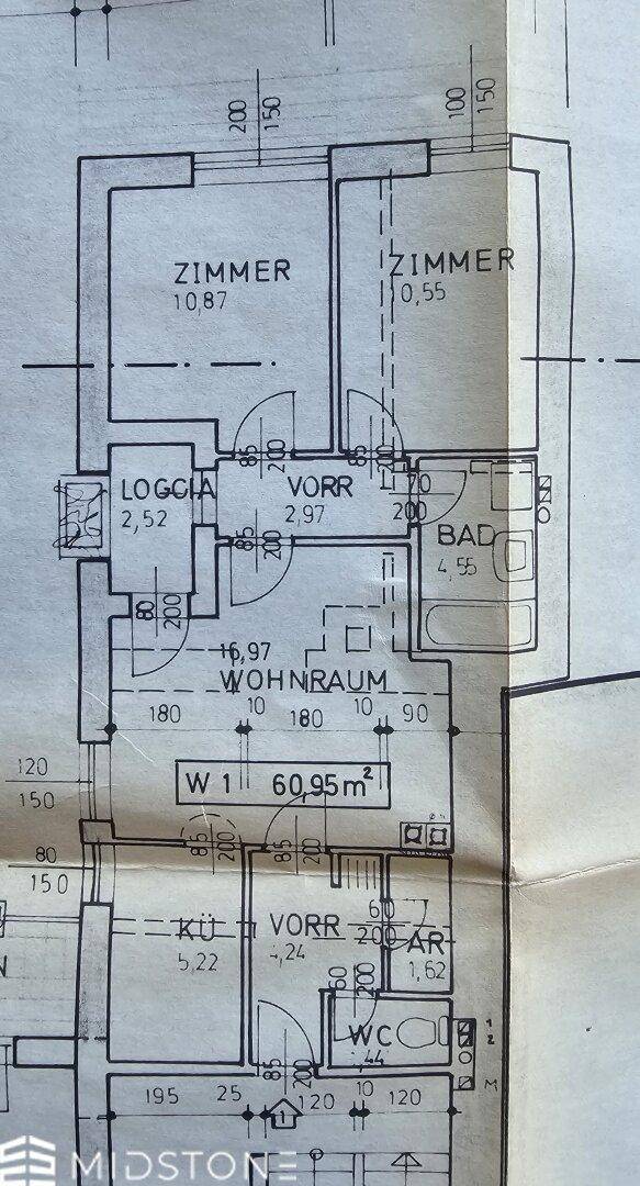Grundrissplan einer Wohnung mit separater Küche, Wohnraum, Zimmern, Bad, WC und Loggia.