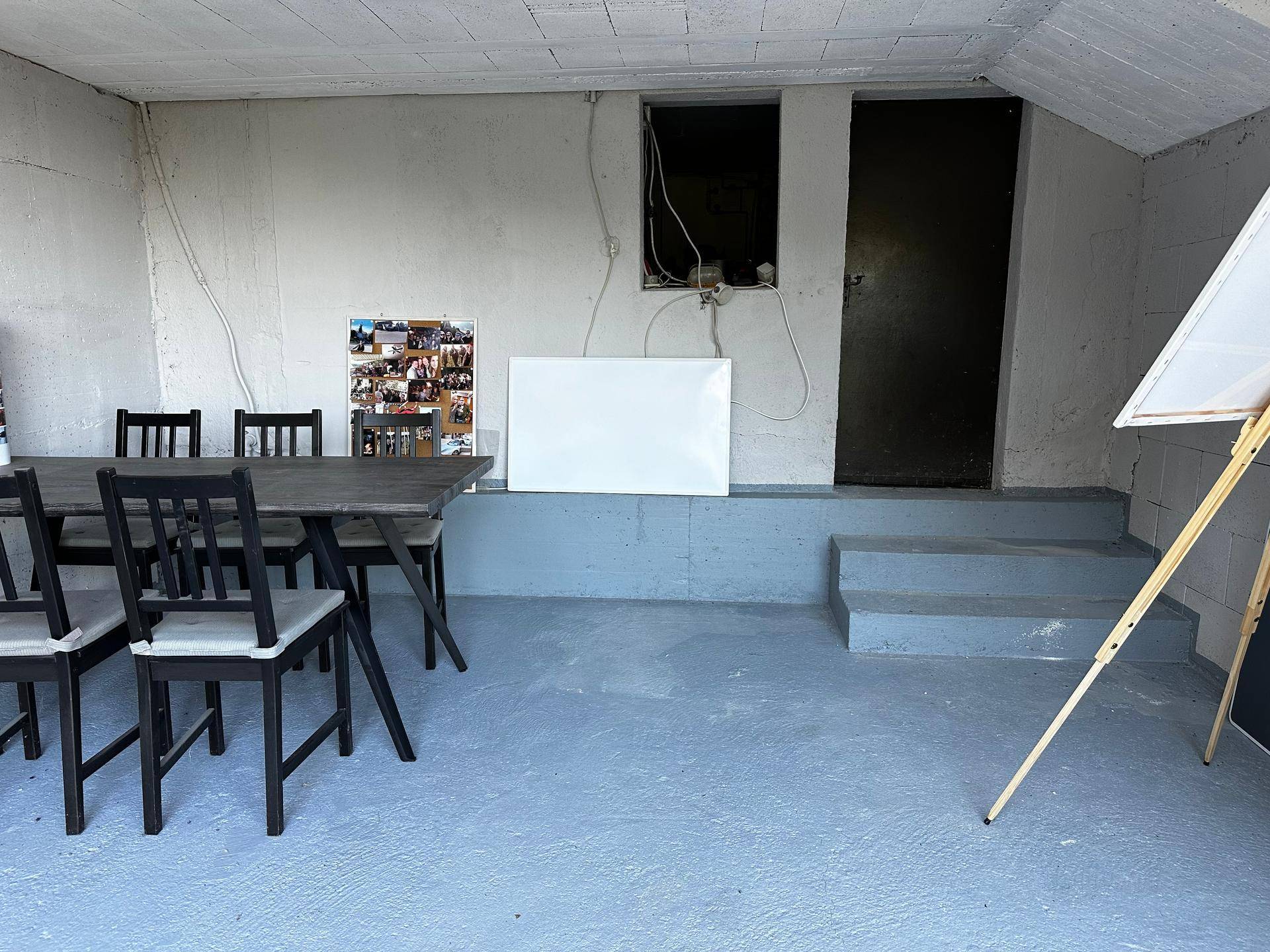 Mehrzweckraum im Kellergeschoss mit Tisch und Stühlen, ideal für Hobbys.