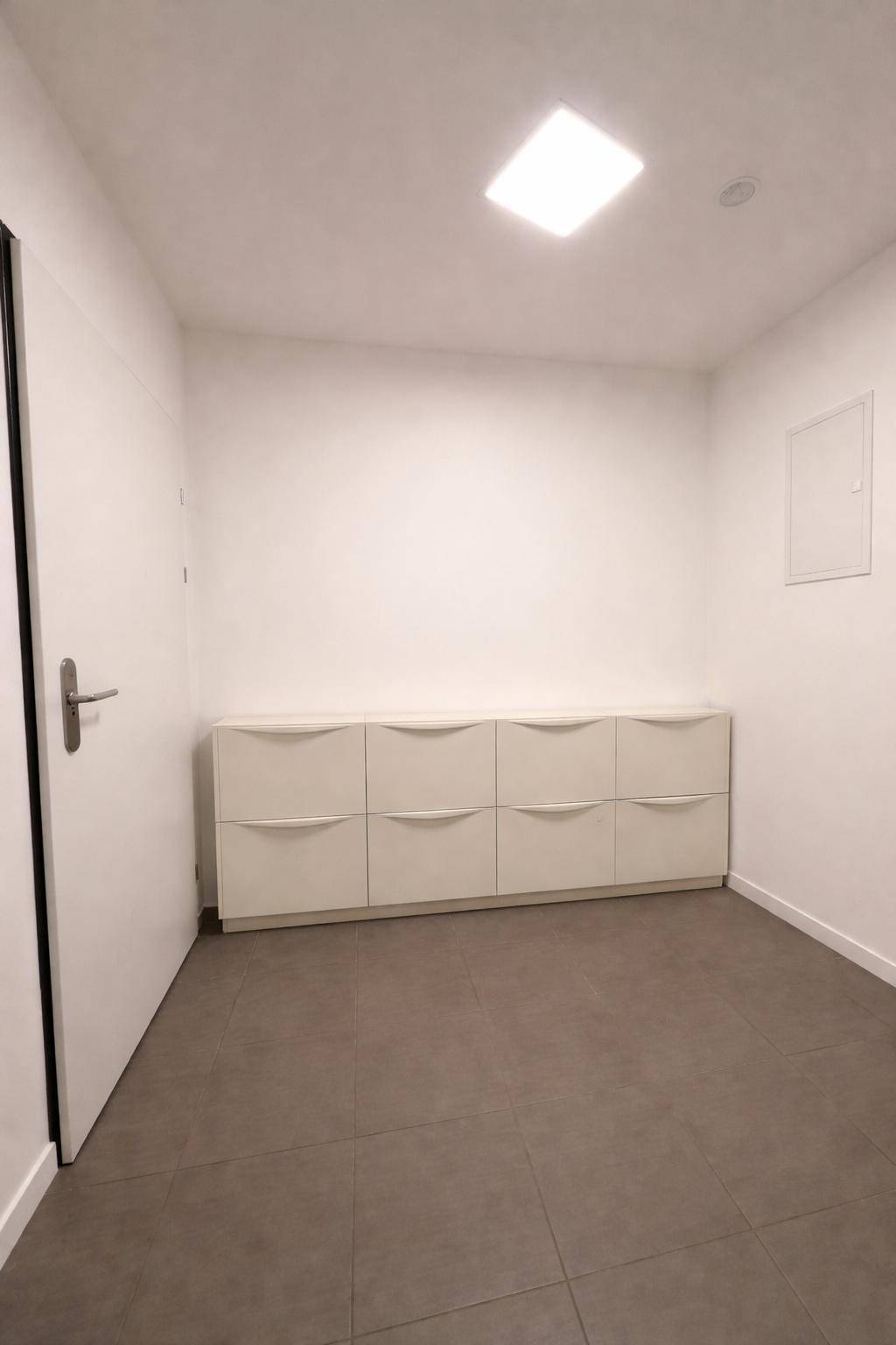Funktionaler Flur mit praktischem Schuhschrank und Fliesenboden.