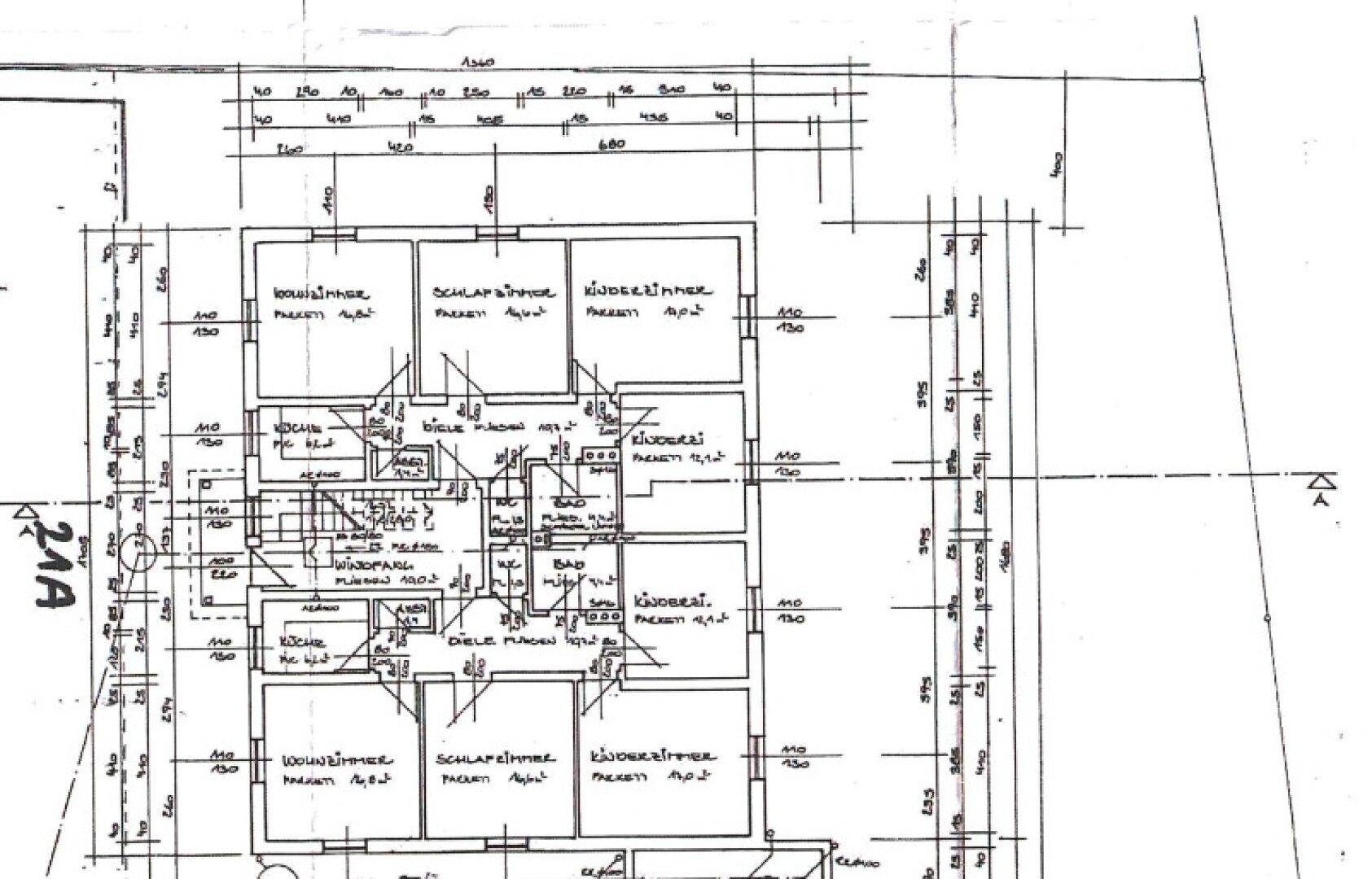 Grundriss einer Wohnung mit mehreren Zimmern, Küche, Bad und separatem WC.