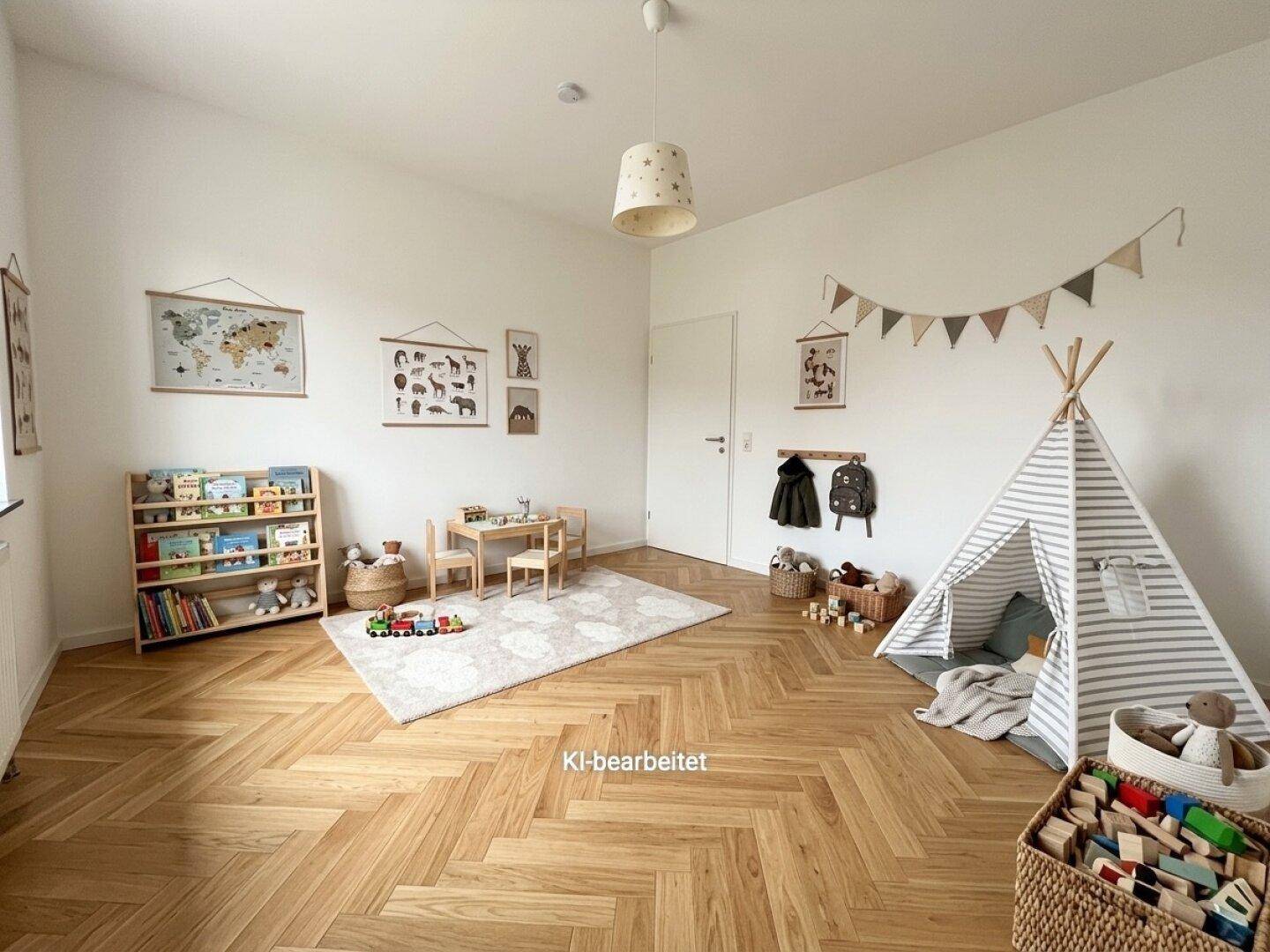Helles Kinderzimmer mit Fischgrätparkett, Spielbereich und Bücherregal, liebevoll eingerichtet.