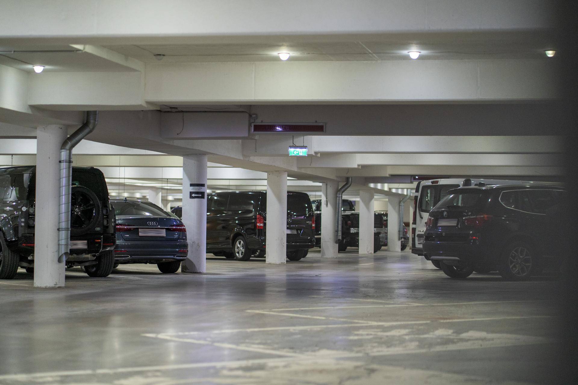 Geräumige Tiefgarage mit vielen Stellplätzen und Betonstützen, gut beleuchtet.