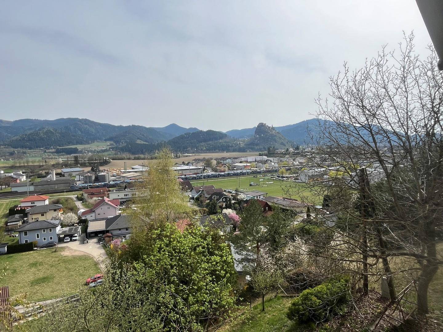 Panoramablick über die Stadt und die umliegende Berglandschaft von der Anhöhe.