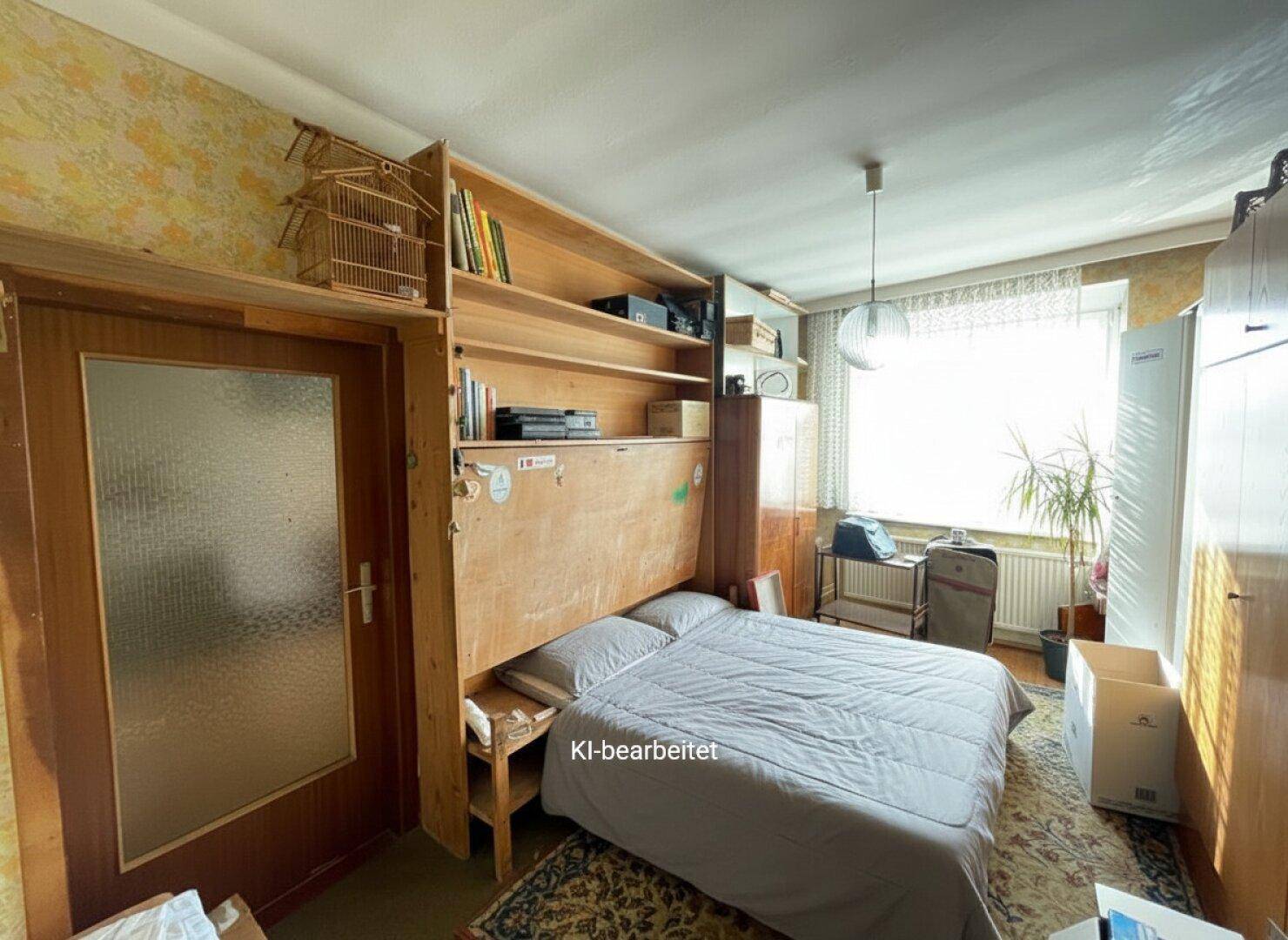 Kleines Schlafzimmer mit integriertem Bett, Wandregalen und einem Fenster.