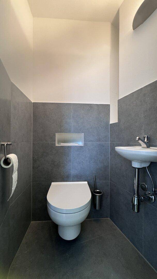 Toilette mit Handwaschbecken - untere Ebene