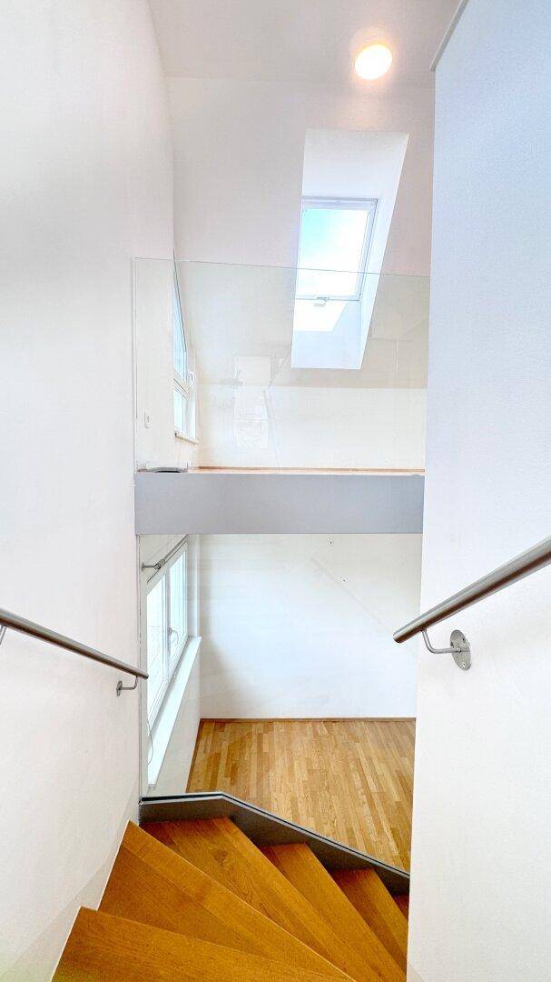Treppe - Blick hinunter von der oberen Ebene