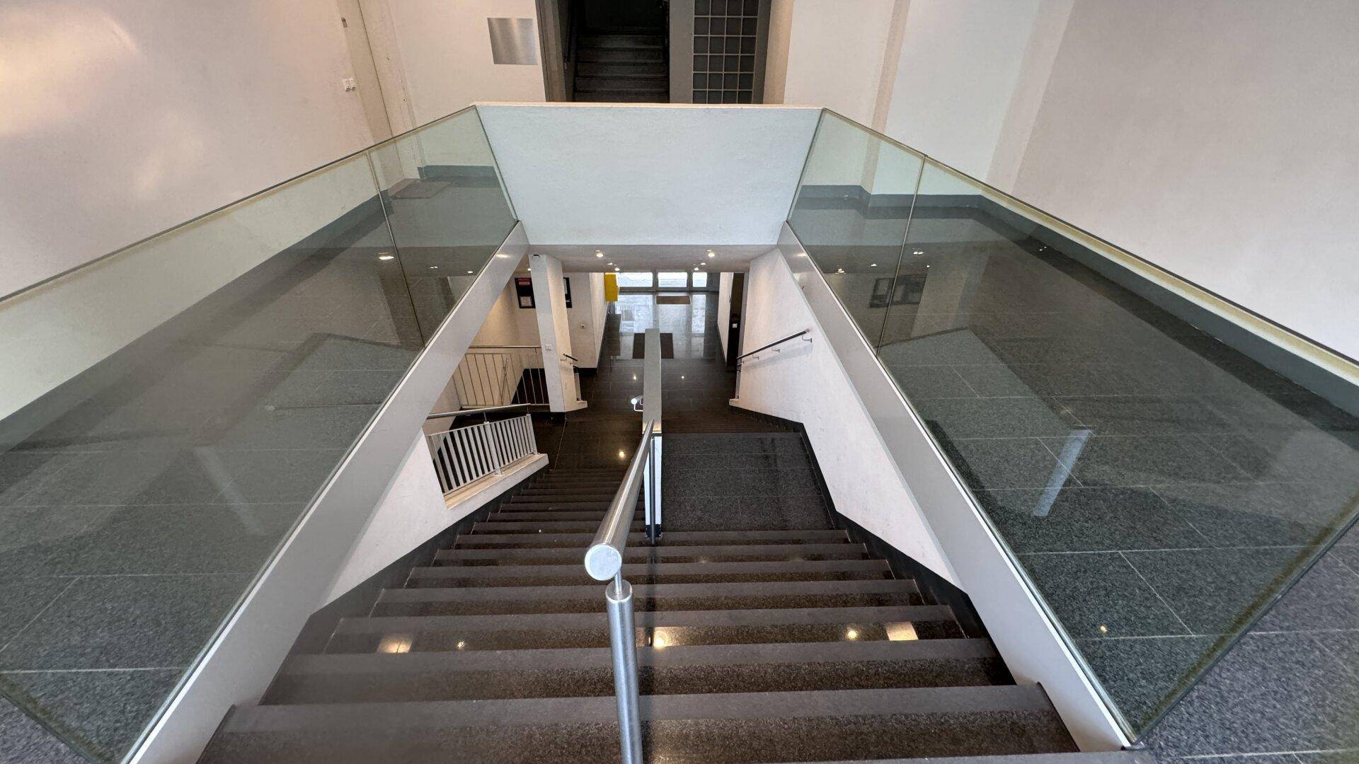 Eingang Gebäude - Treppe und Aufzug