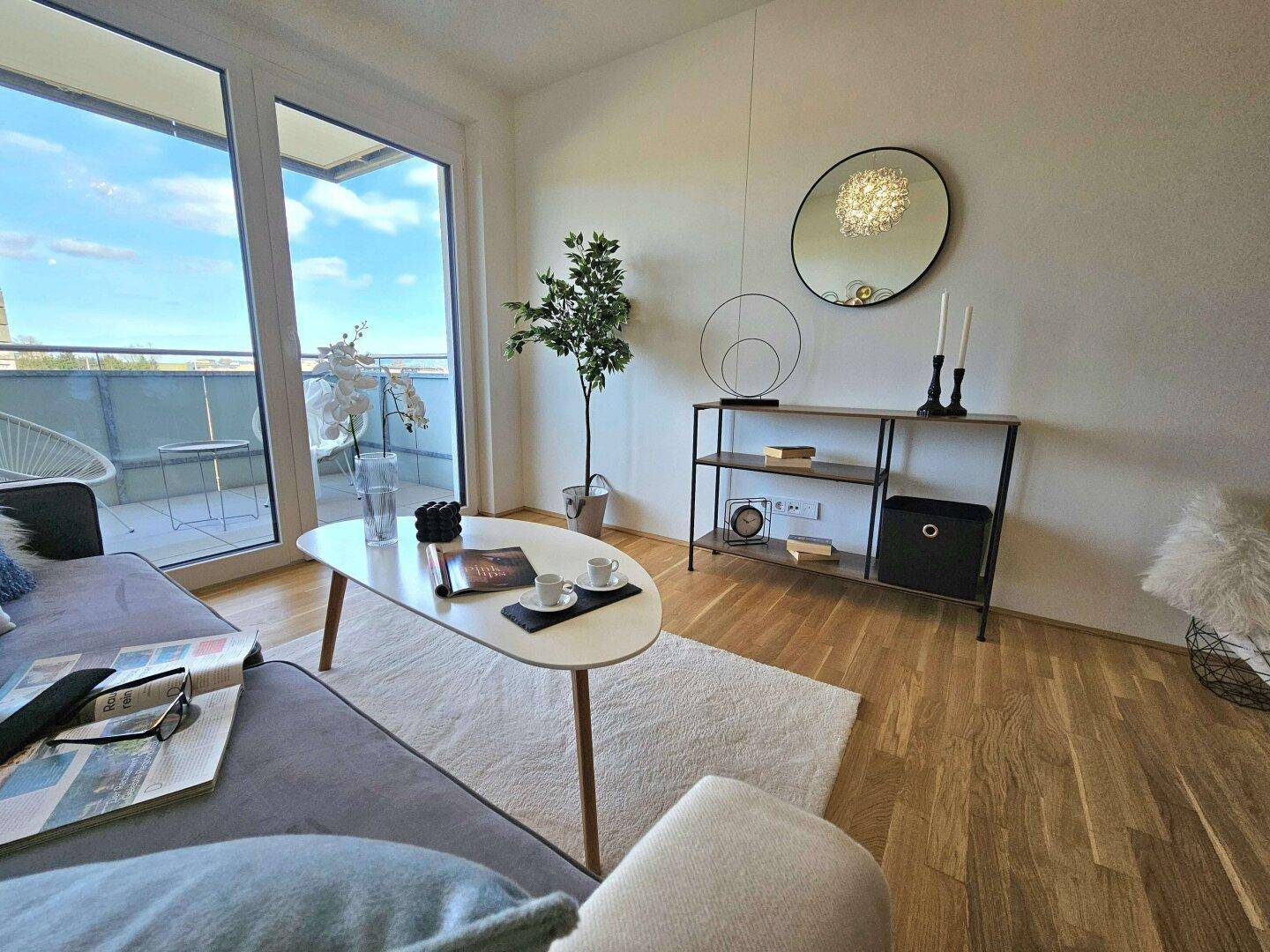 Lichtdurchflutetes Wohnzimmer mit stilvoller Einrichtung und Blick auf den Außenbereich.
