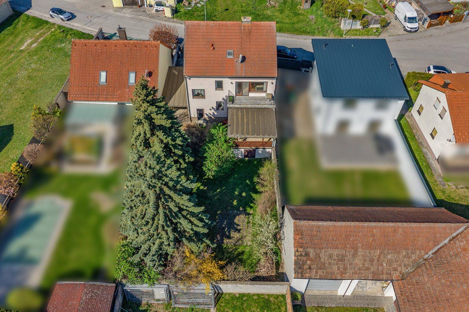 Übersicht des Grundstücks von oben mit Haus, Garten und angrenzenden Parzellen.