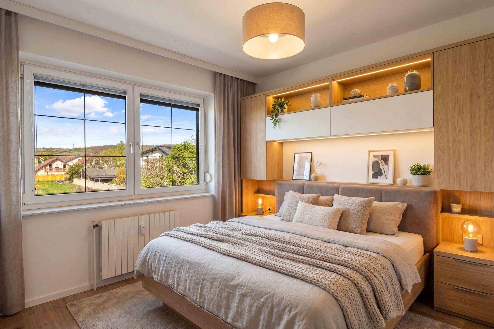 Modernisiertes Schlafzimmer mit integrierten Möbeln, indirekter Beleuchtung und Ausblick.