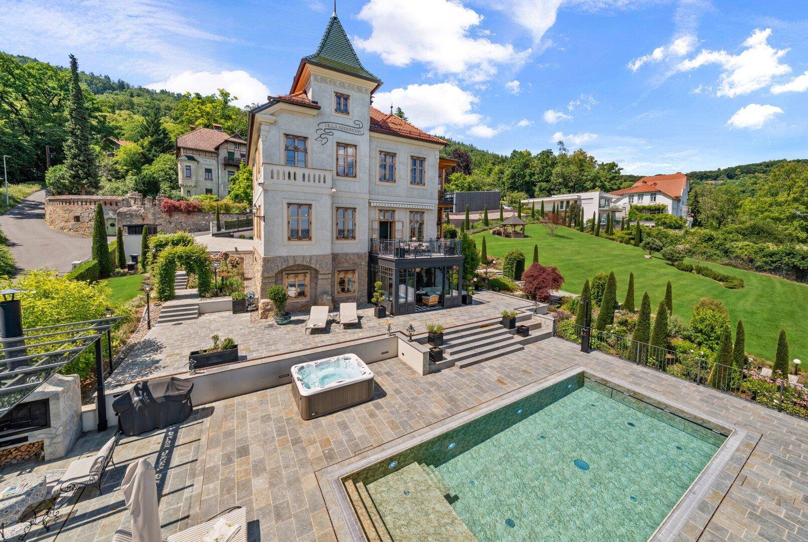 Luxuriöse Villa mit Pool, Whirlpool und weitläufigem Garten in idyllischer Hanglage.