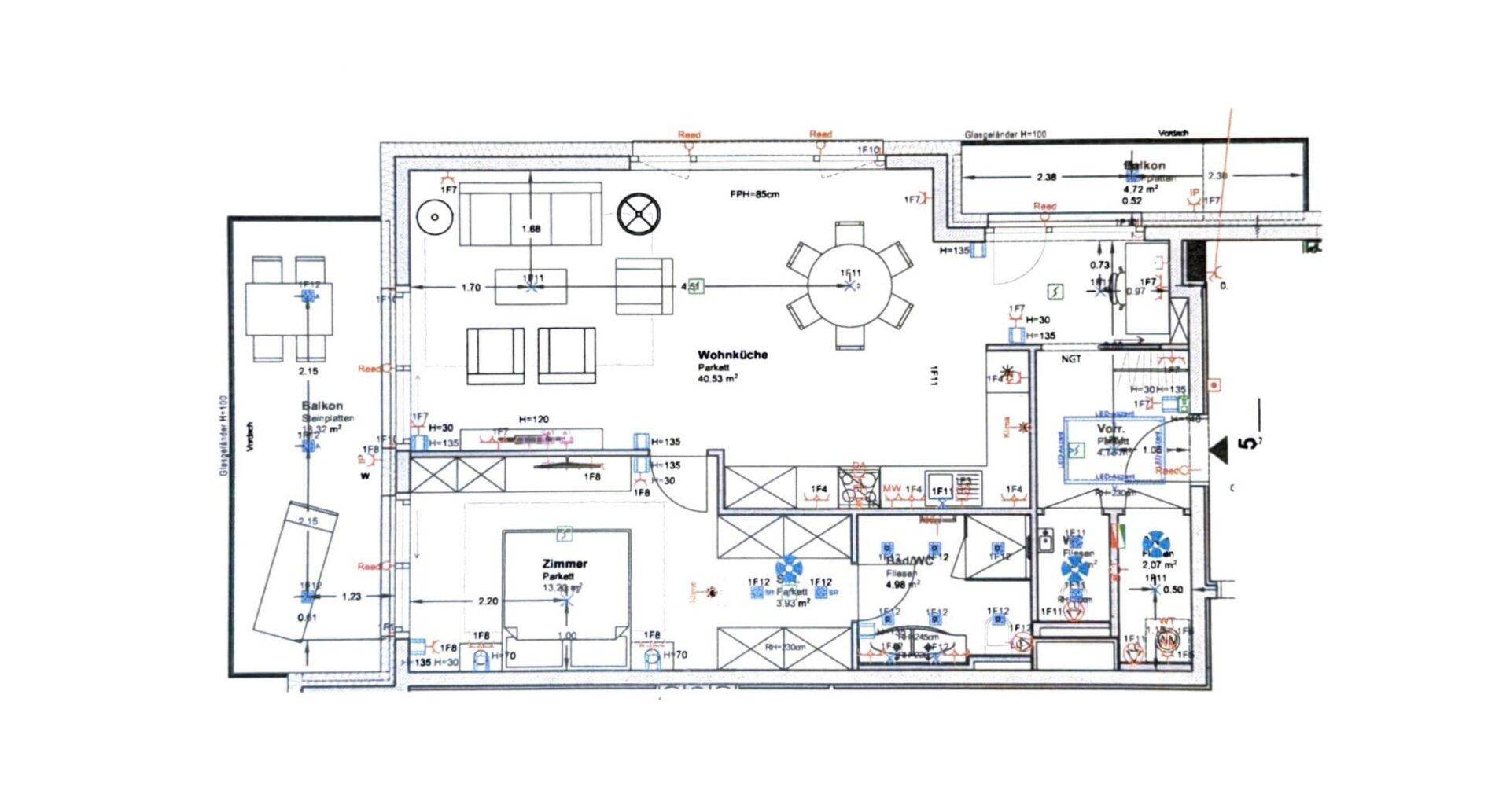 Detaillierter Grundriss einer Wohnung mit Wohnküche, Zimmern und Balkonzugang.