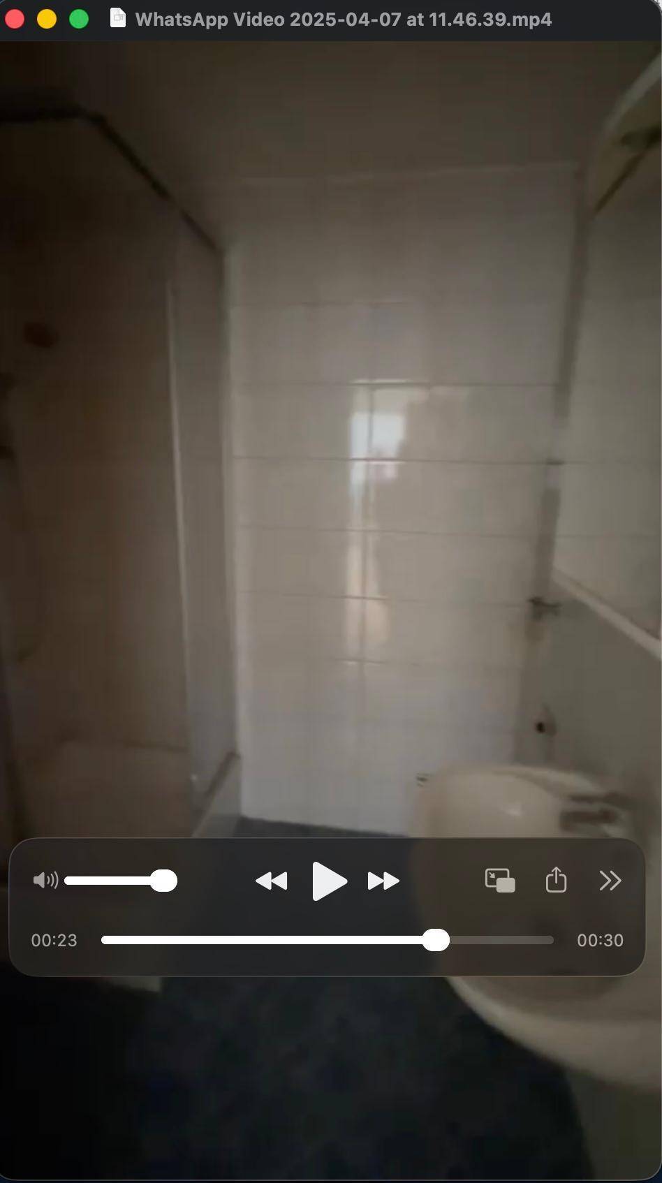 Gäste-WC mit hellen Fliesen, Waschbecken und Spiegelschrank, praktisch eingerichtet und sauber.