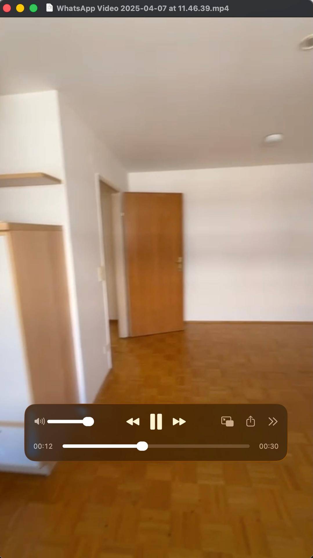 Geräumiger, heller Raum mit Parkettboden und Dachschräge, vielseitig nutzbar für Bewohner.