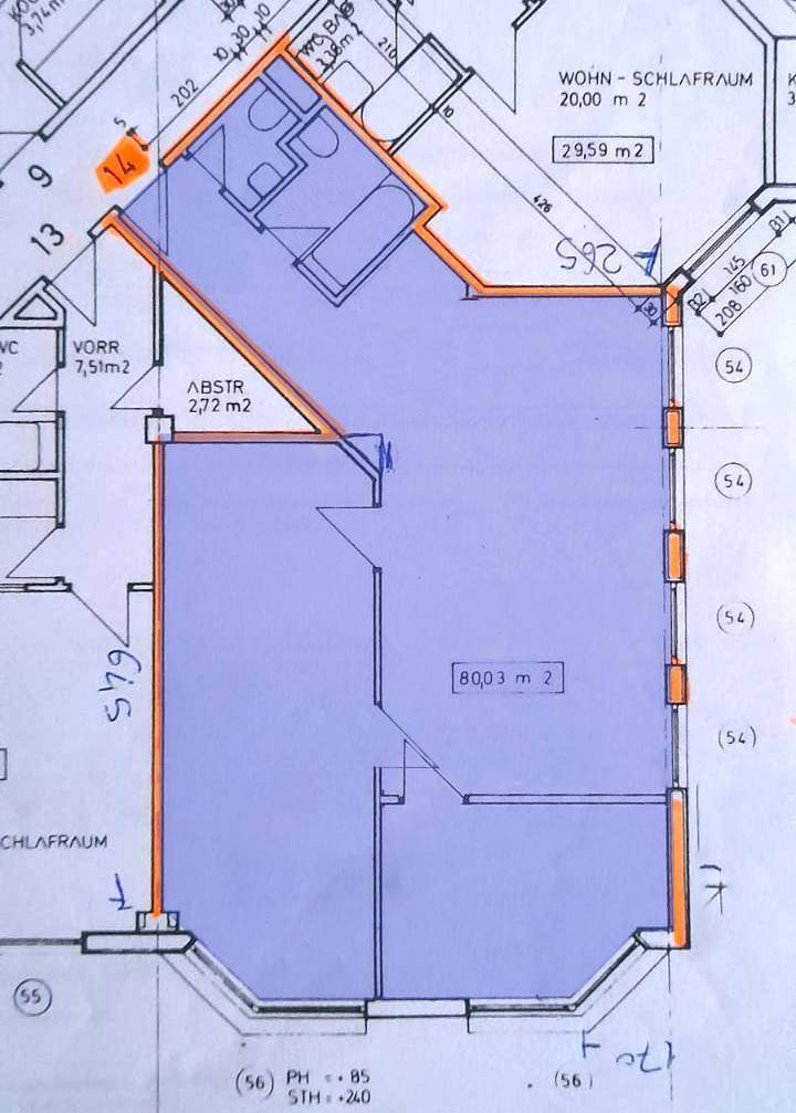 Detaillierter Grundriss mit hervorgehobenen Bereichen und Raumaufteilung.