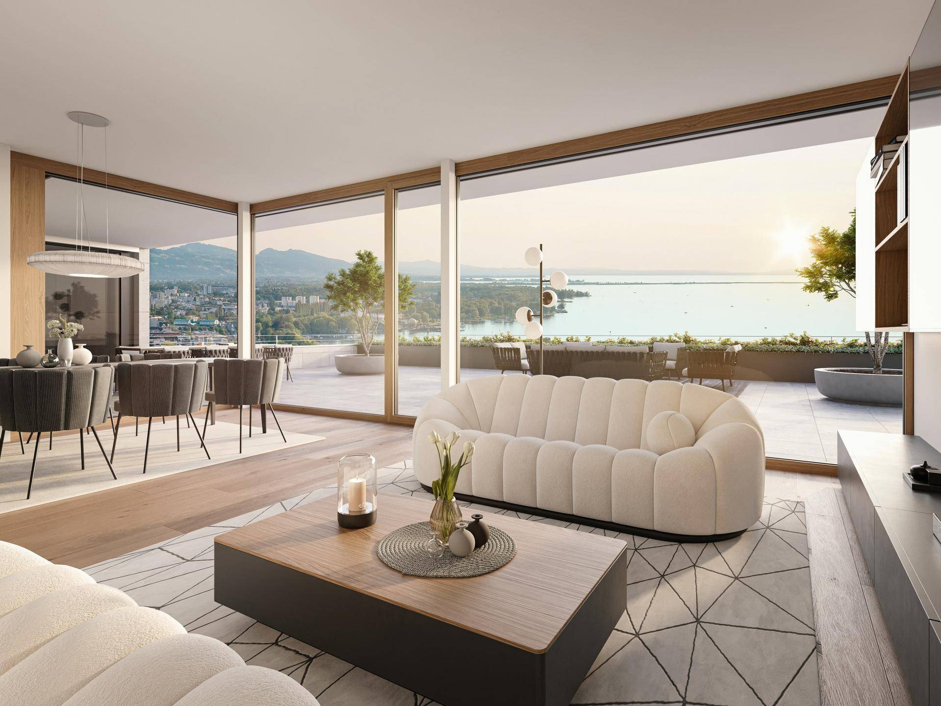 Helles Wohnzimmer mit bodentiefen Fenstern, modernem Sofa und atemberaubendem Blick auf den See und die Berge.