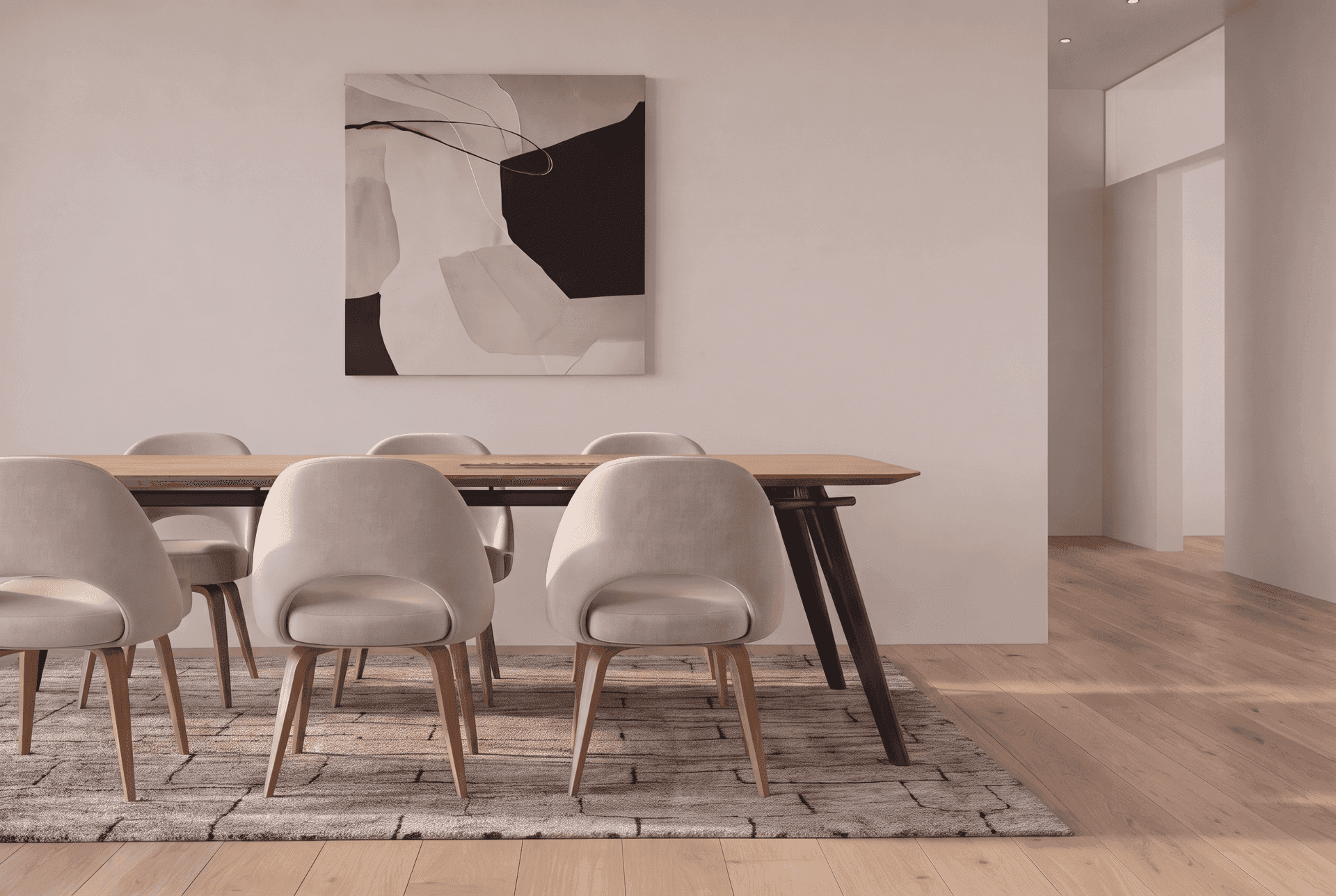 Eleganter Essbereich mit Holztisch, bequemen Stühlen und moderner Kunst an der Wand.