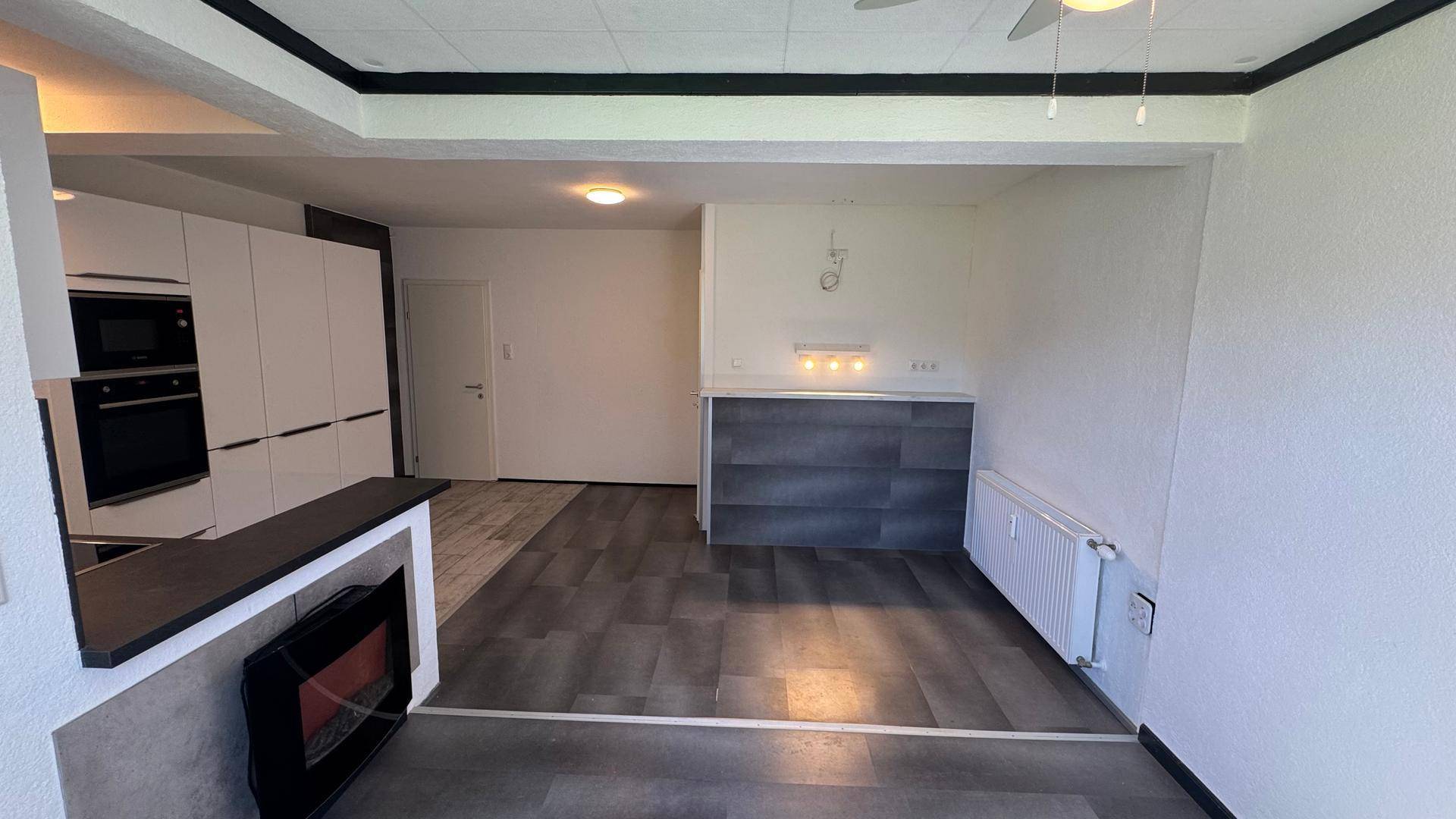 Geräumiger Wohnbereich mit moderner Einrichtung und einem dekorativen Kamin.