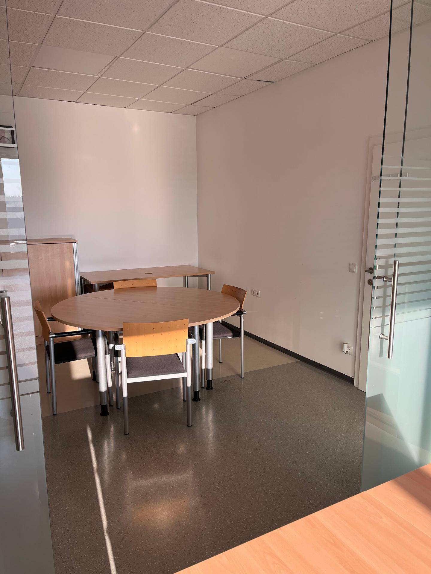 Vollmöbliertes Büro mit 4 Arbeitsplätzen im Gewerbepark B138 bei Sattledt - Ansicht 4