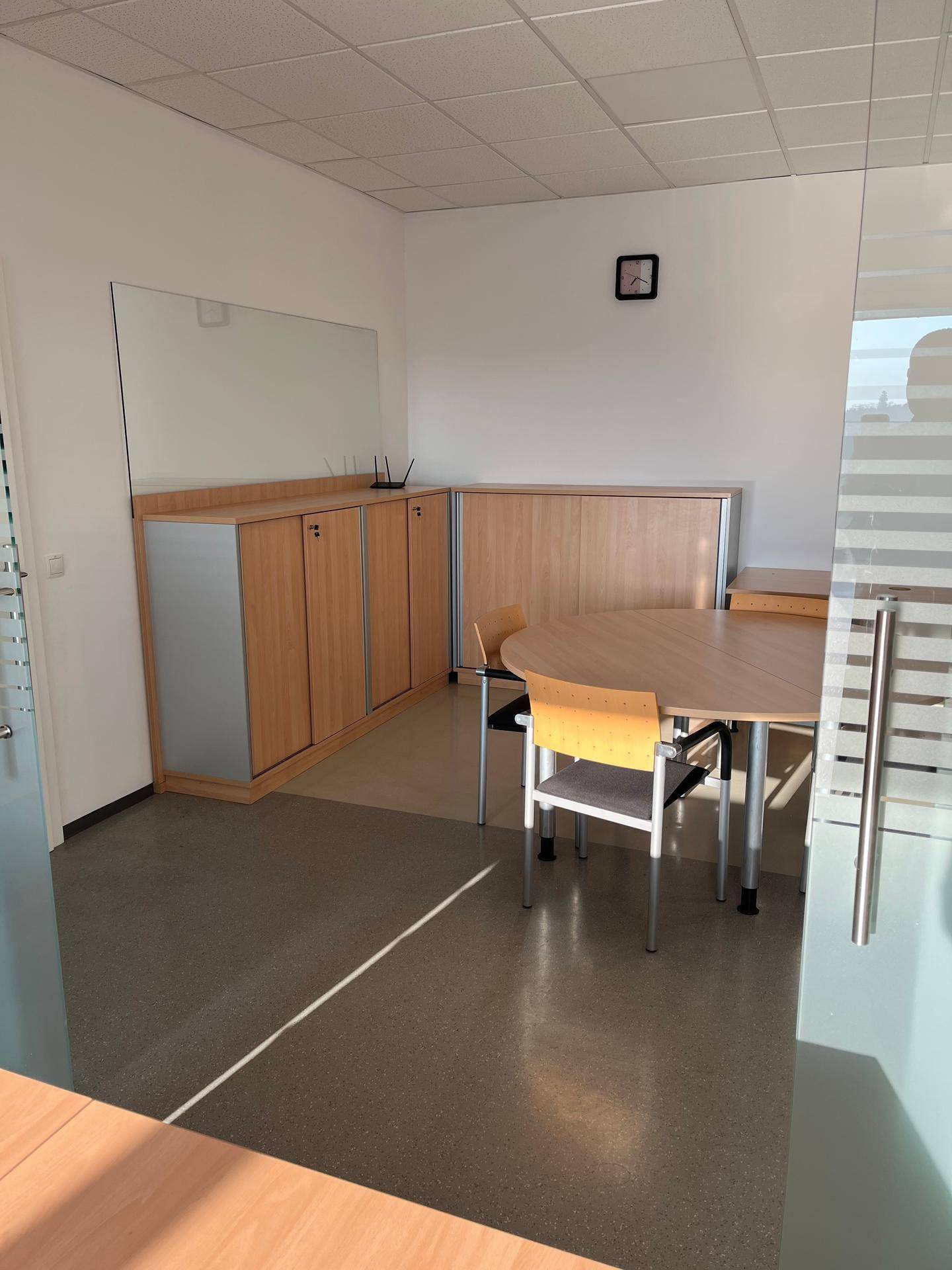 Vollmöbliertes Büro mit 4 Arbeitsplätzen im Gewerbepark B138 bei Sattledt - Ansicht 3