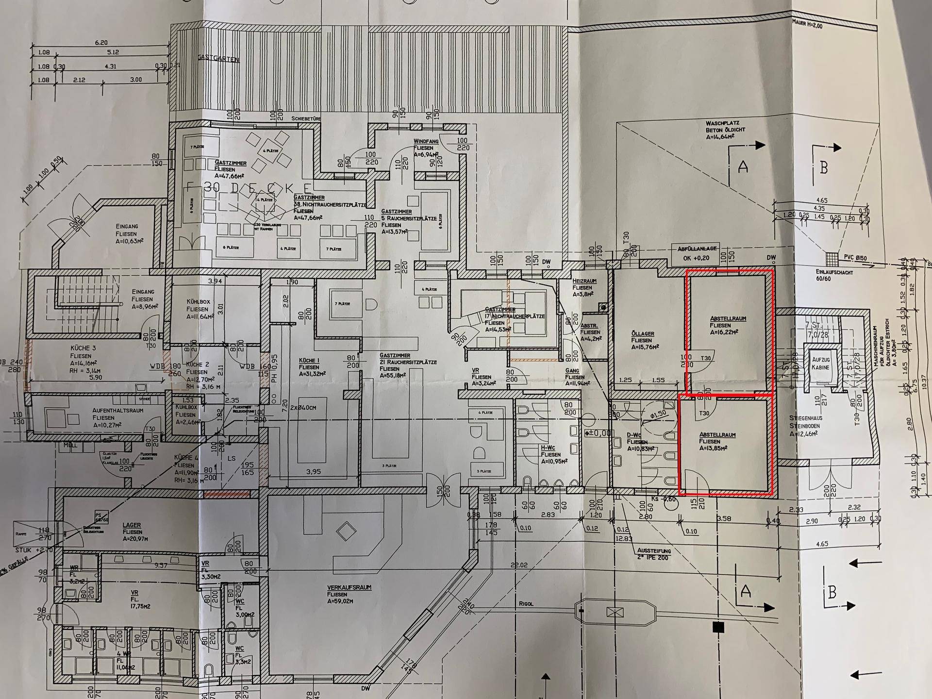 Detaillierter Grundrissplan eines Gebäudes mit mehreren Räumen, Abmessungen und Funktionsbereichen.