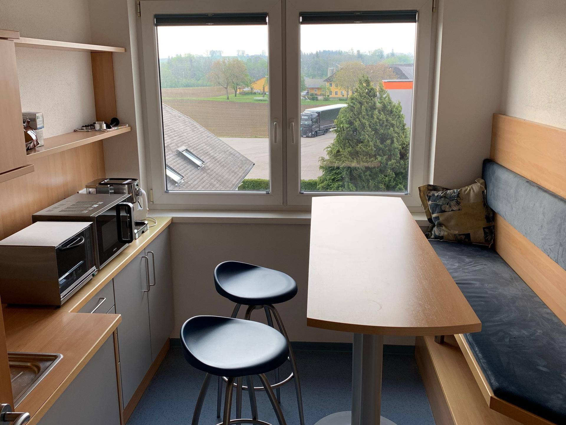 Vollmöbliertes Büro mit 4 Arbeitsplätzen im Gewerbepark B138 bei Sattledt - Ansicht 5