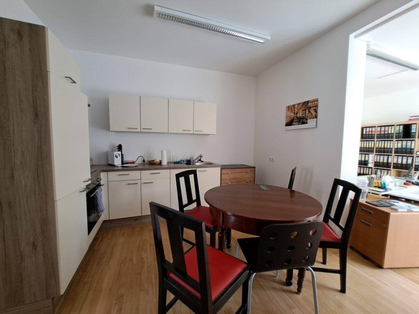 Funktionale Küche mit Essbereich und angrenzendem Büro, ideal für Home-Office-Nutzung.