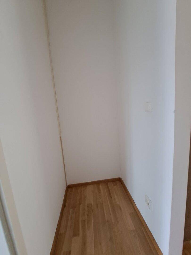 Kleiner Abstellraum mit Holzboden, bietet praktischen Stauraum für diverse Gegenstände.