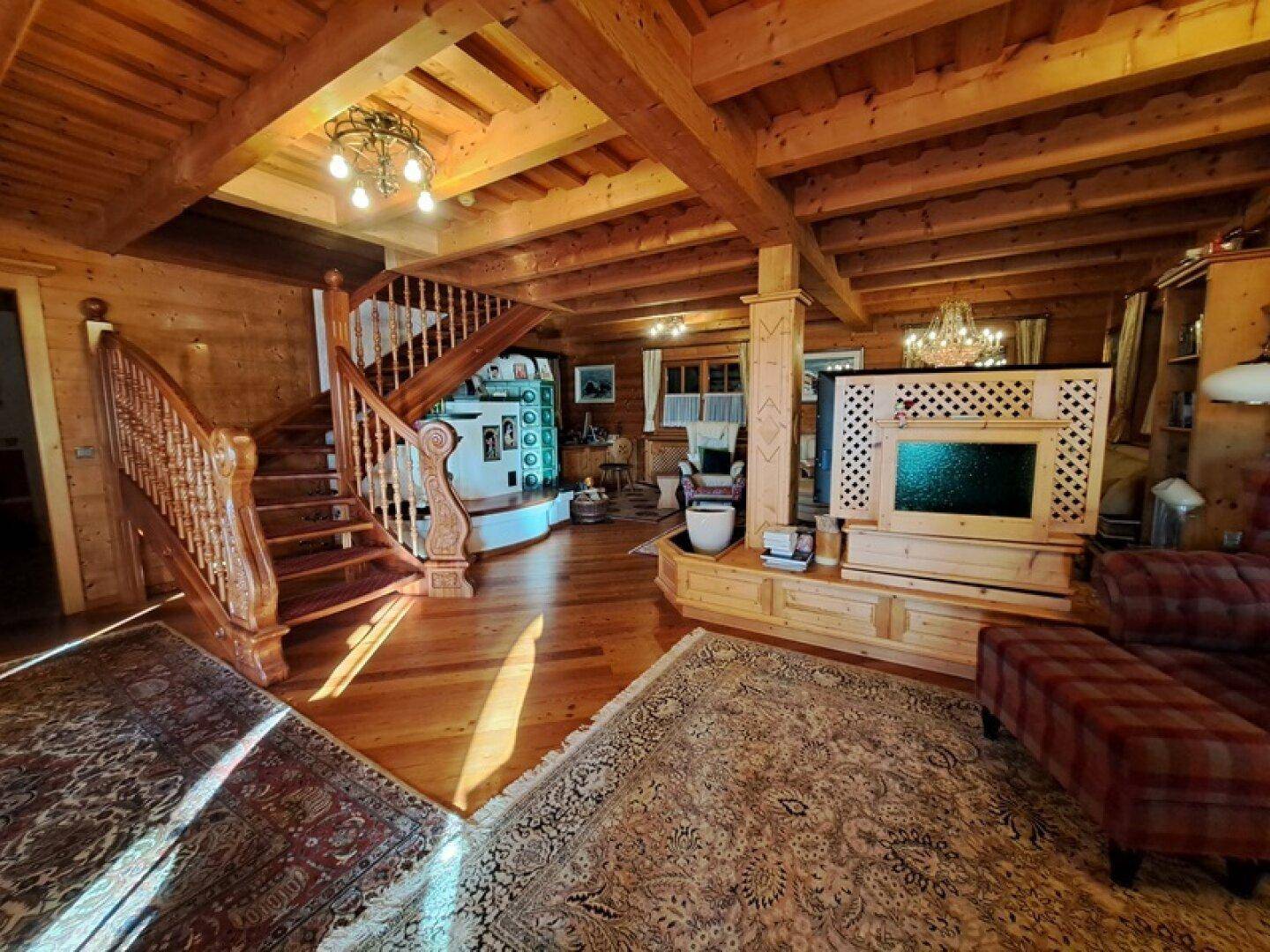 Heller Wohnbereich mit Holztreppe, Holzboden und traditionellen Elementen.