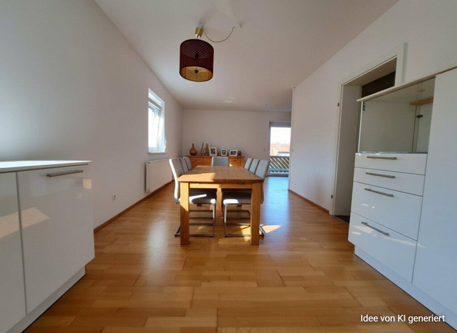 Heller Essbereich mit Holztisch, modernen Stühlen und Zugang zu einem Balkon, sehr einladend.