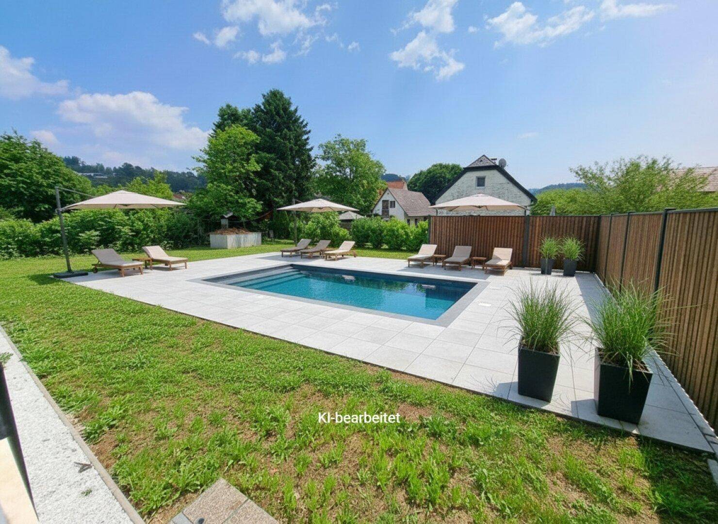Großer Gartenbereich mit rechteckigem Pool, Liegestühlen und Sonnenschirmen unter blauem Himmel.