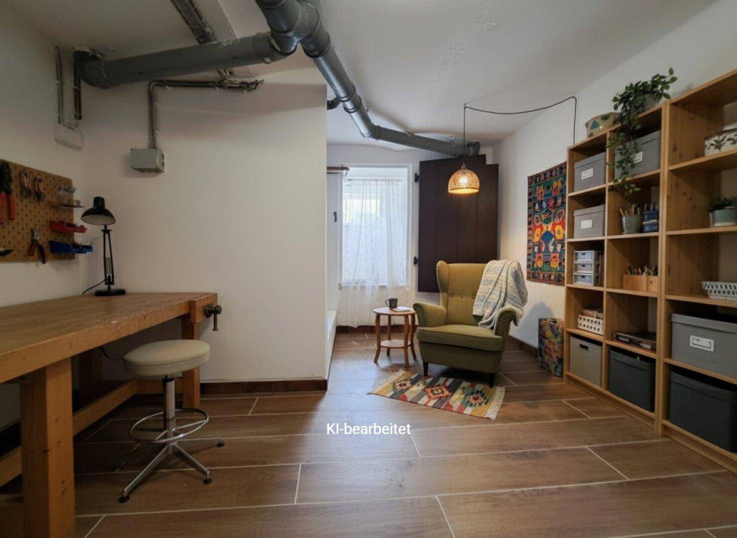 Gemütlicher Kellerraum mit Sitzgelegenheit, Regalen und sichtbaren Rohren an der Decke.