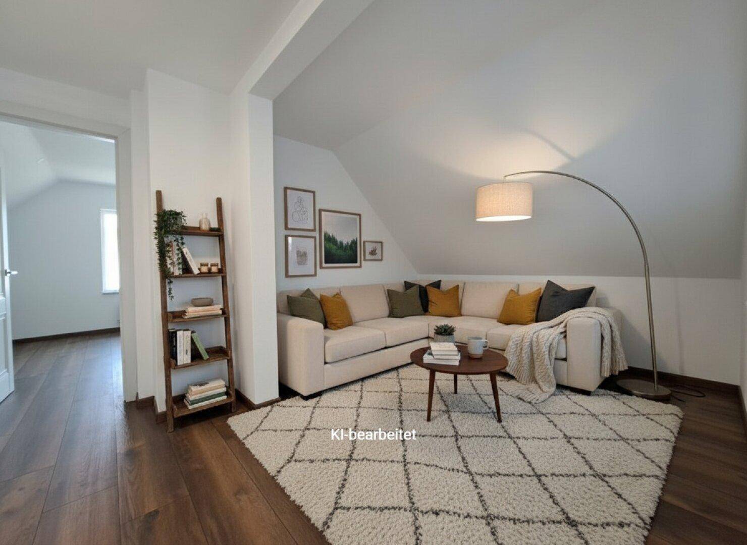 Helles Wohnzimmer im Dachgeschoss mit gemütlicher Eckcouch, Teppich und Holzboden.