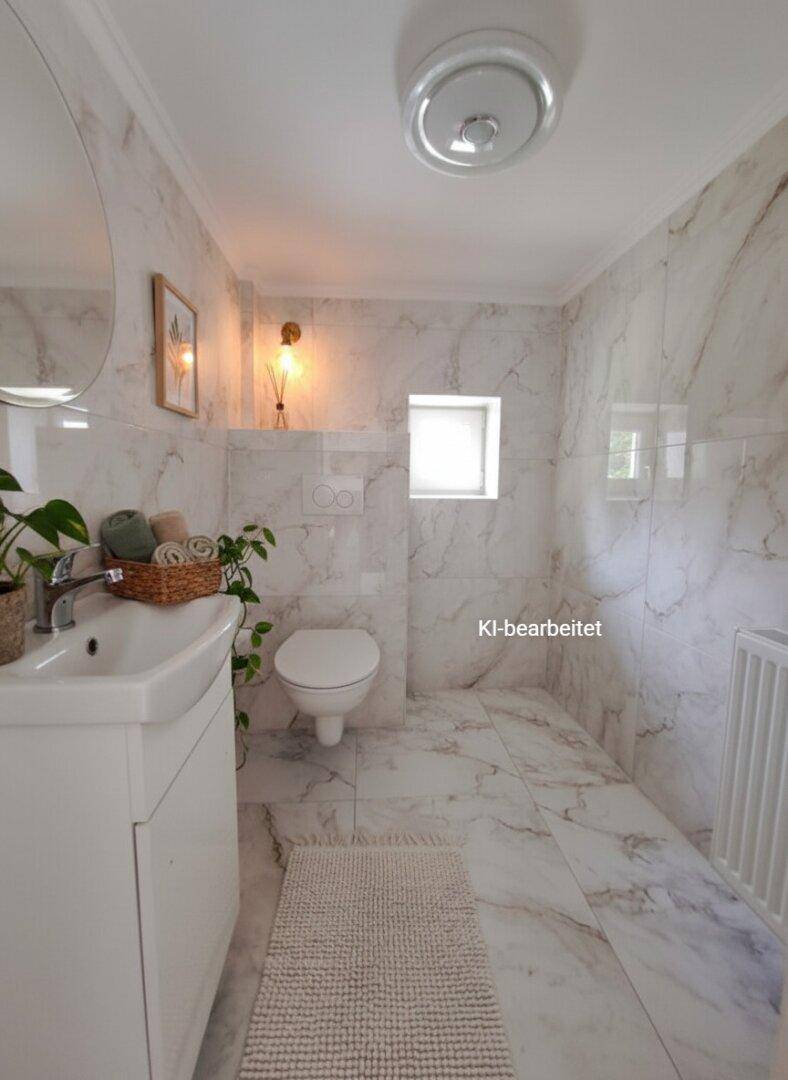 Kleines Gäste-WC mit Marmorfliesen, wandmontierter Toilette und kleinem Fenster.