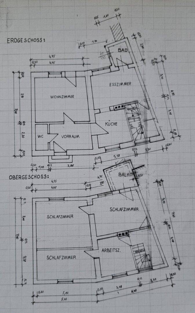 Handgezeichneter Grundriss des Erdgeschosses und Obergeschosses mit Raumaufteilung.