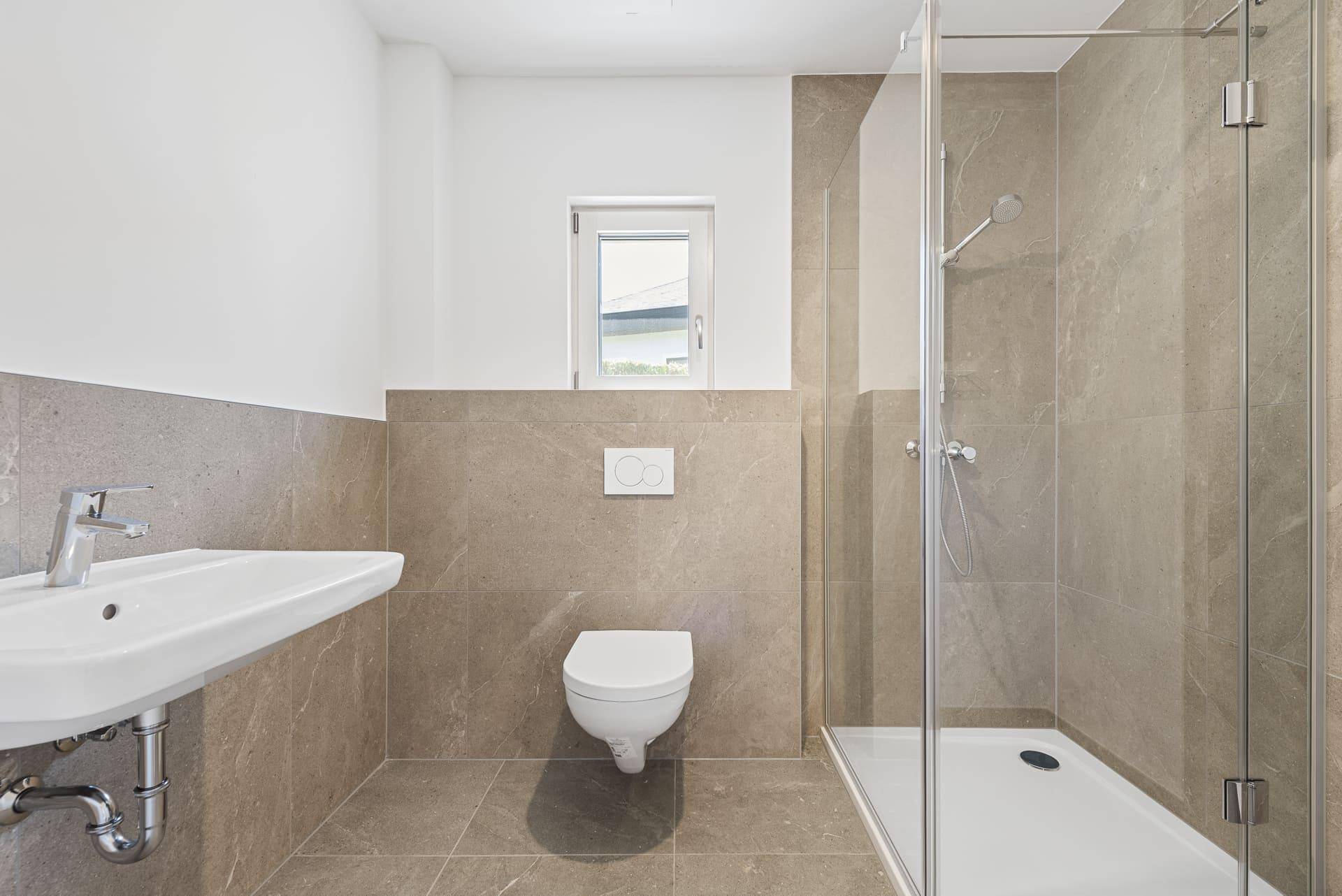 Modernes Badezimmer mit Dusche, wandhängendem WC, Einzelwaschbecken und Fenster.