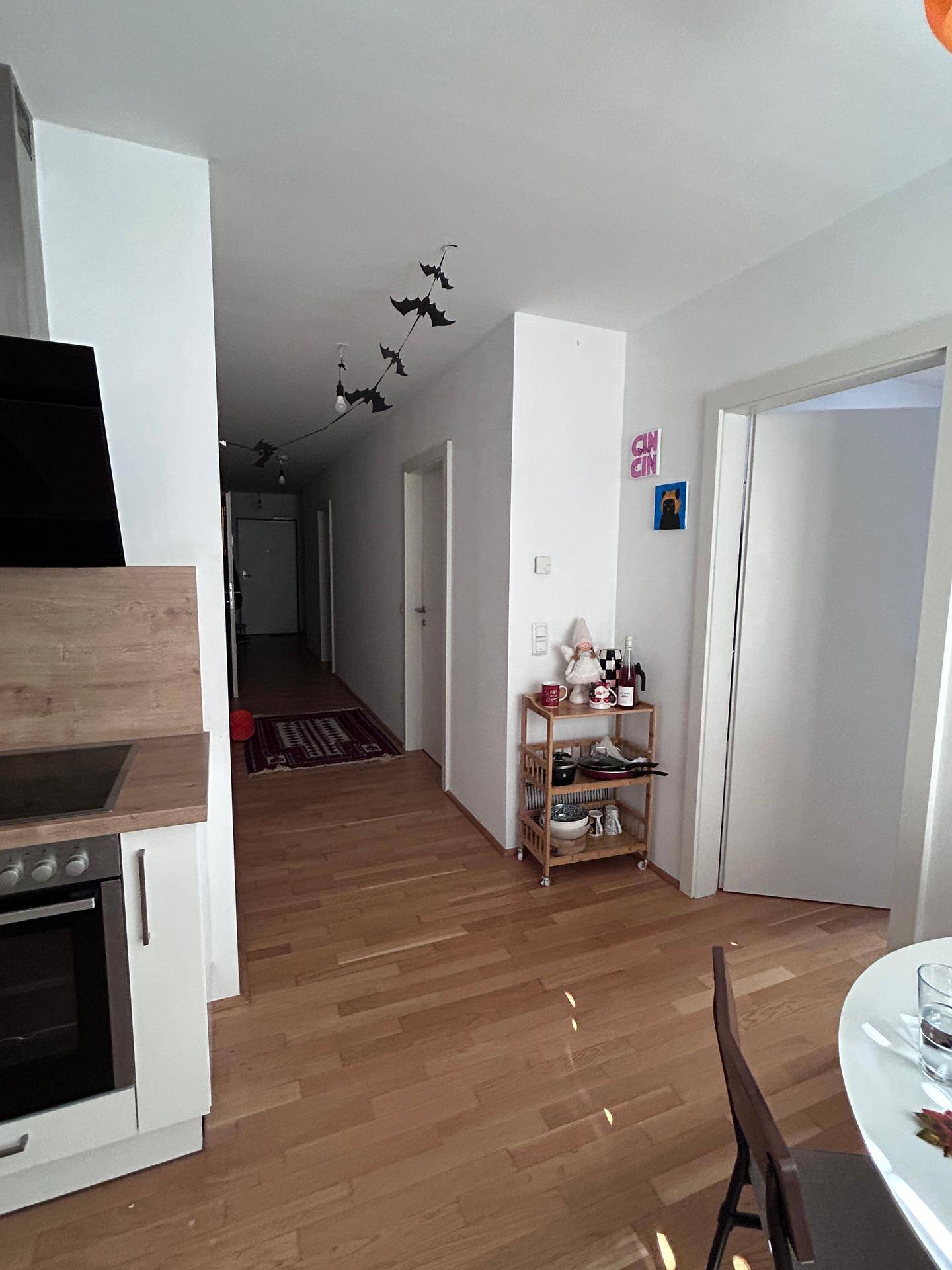 Offener Bereich mit Blick von der Küche und dem Esszimmer in den langen Flur.