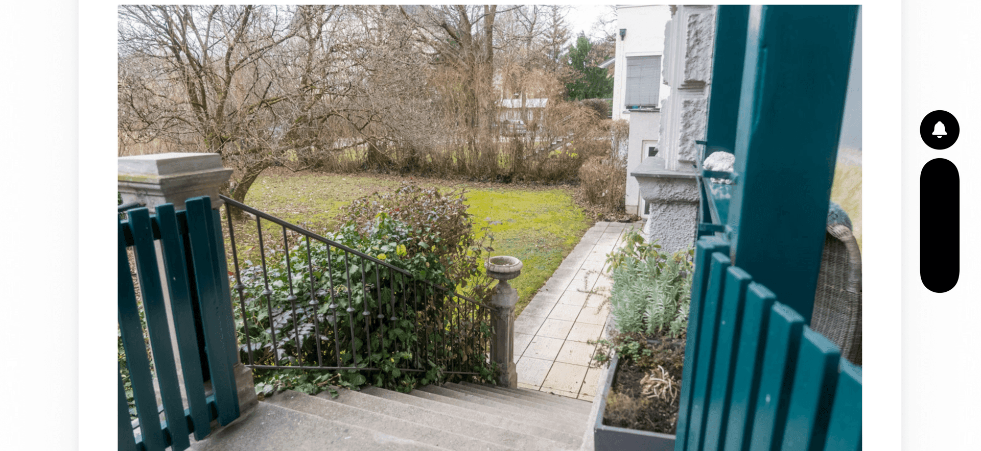 Kleiner Gartenbereich mit Treppe und Zugang zum Gebäude.