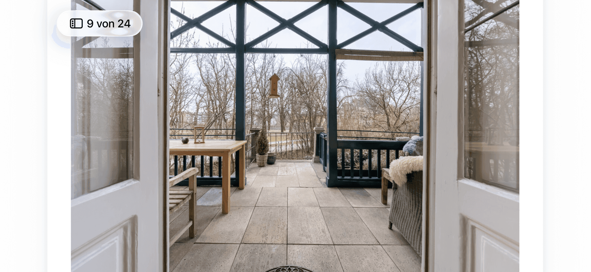 Überdachte Loggia mit Sitzgelegenheiten und Blick ins Grüne.