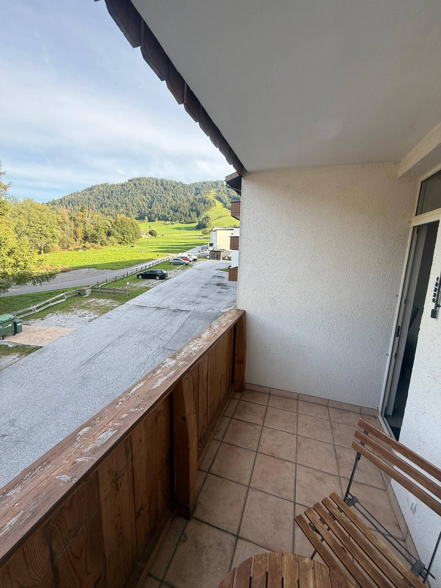 Balkon mit Sitzgelegenheiten und weitem Blick auf die umliegende Landschaft.