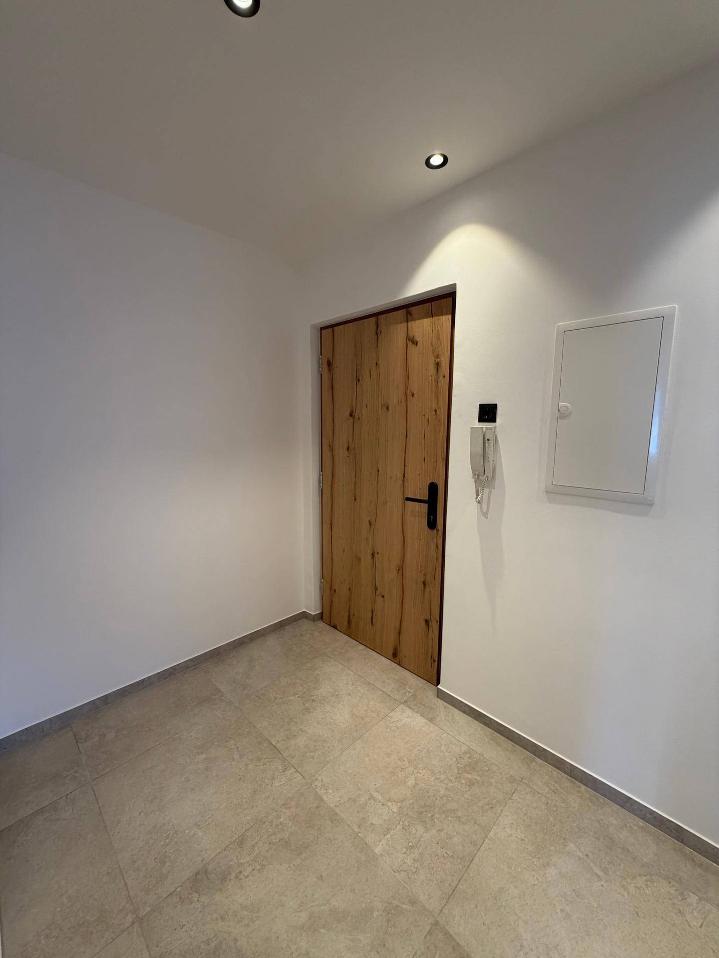 Erstbezug nach exklusiver Kernsanierung ! 75 m² 2 Balkone Stellplatz Kellerabteil - Ansicht 2