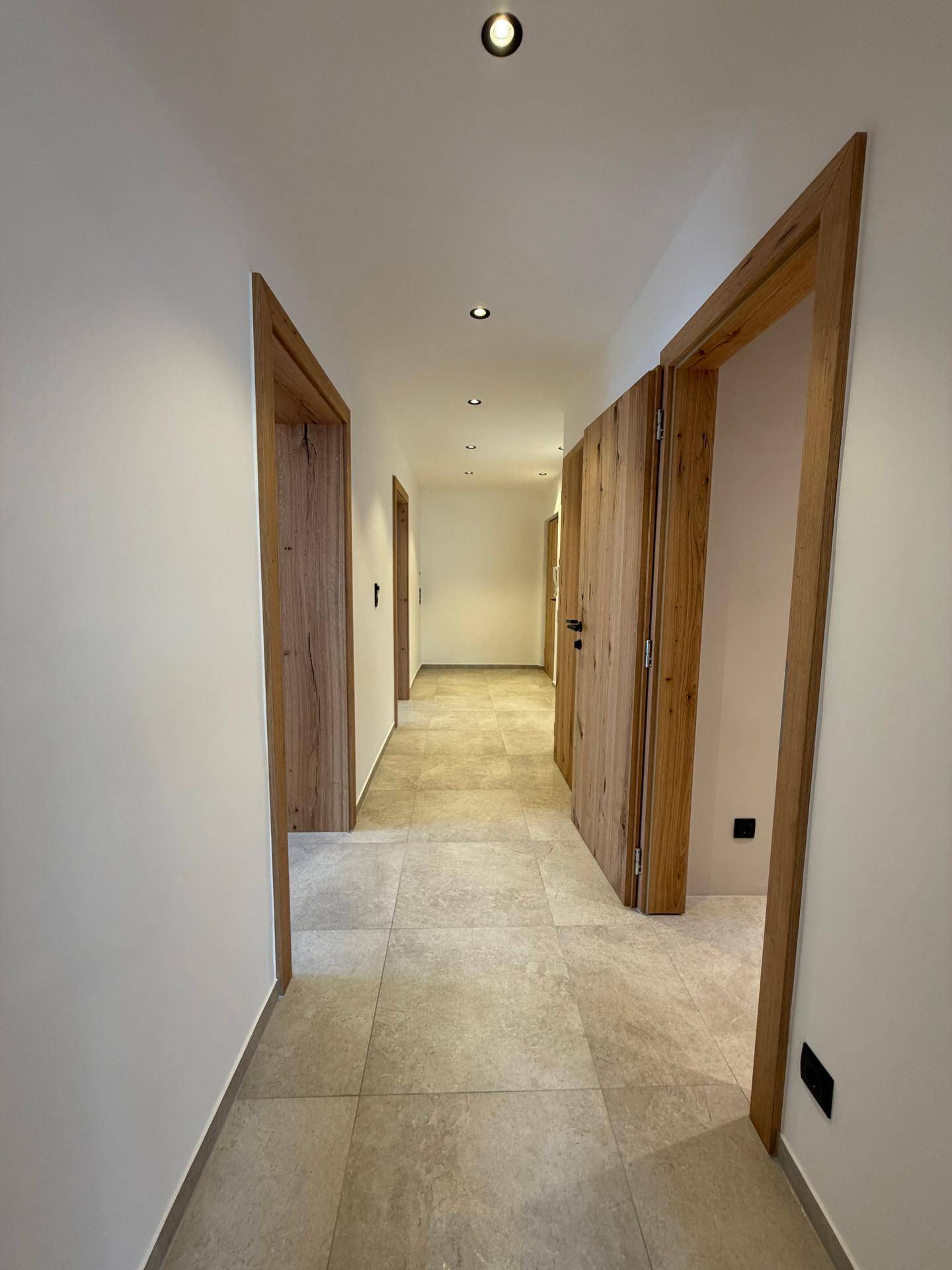 Erstbezug nach exklusiver Kernsanierung ! 75 m² 2 Balkone Stellplatz Kellerabteil - Ansicht 4