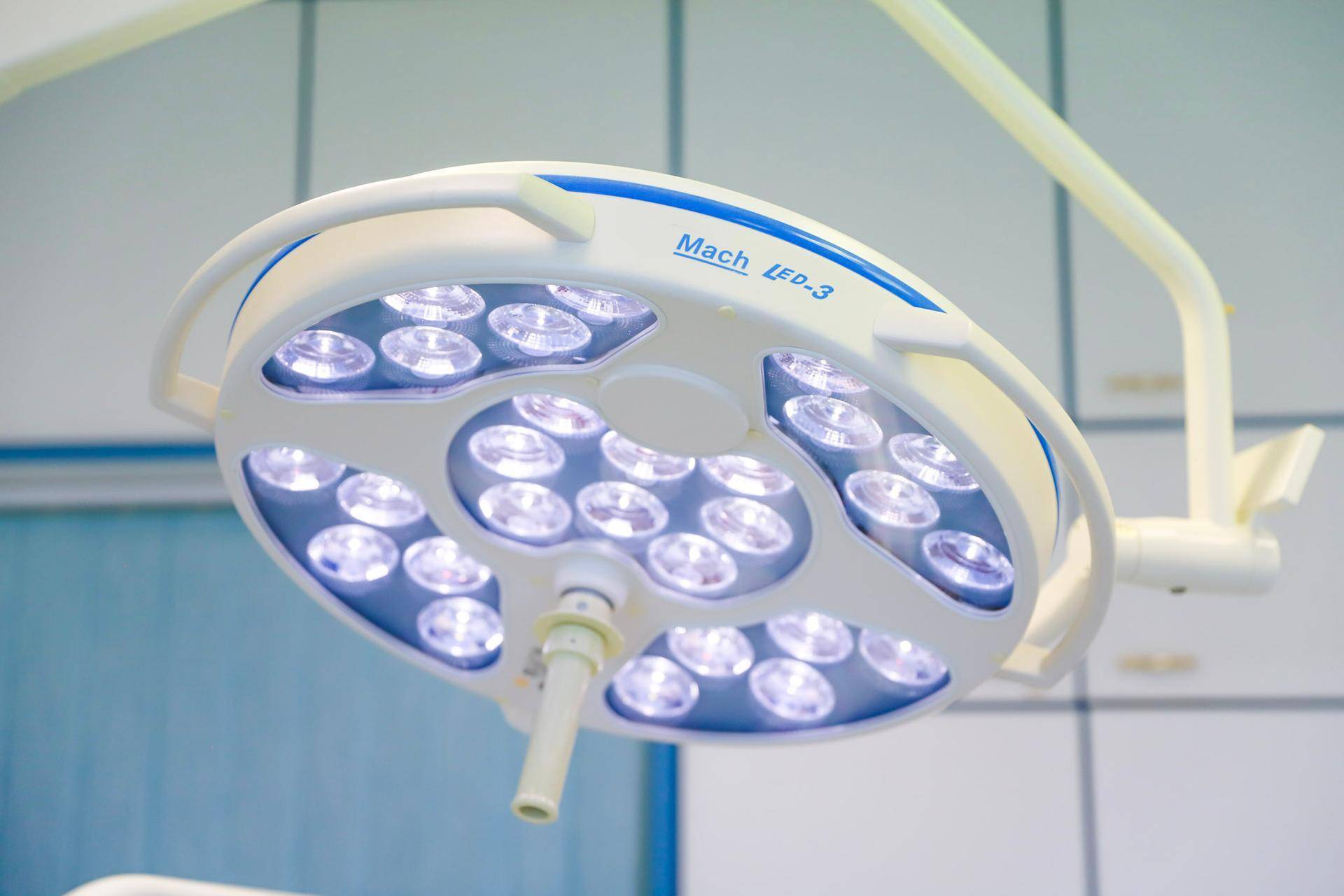 Nahaufnahme einer modernen LED-Operationsleuchte mit blauen Akzenten, montiert an der Decke.