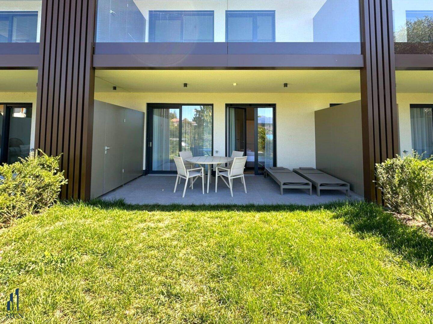 Eigengarten mit überdachter Terrasse
