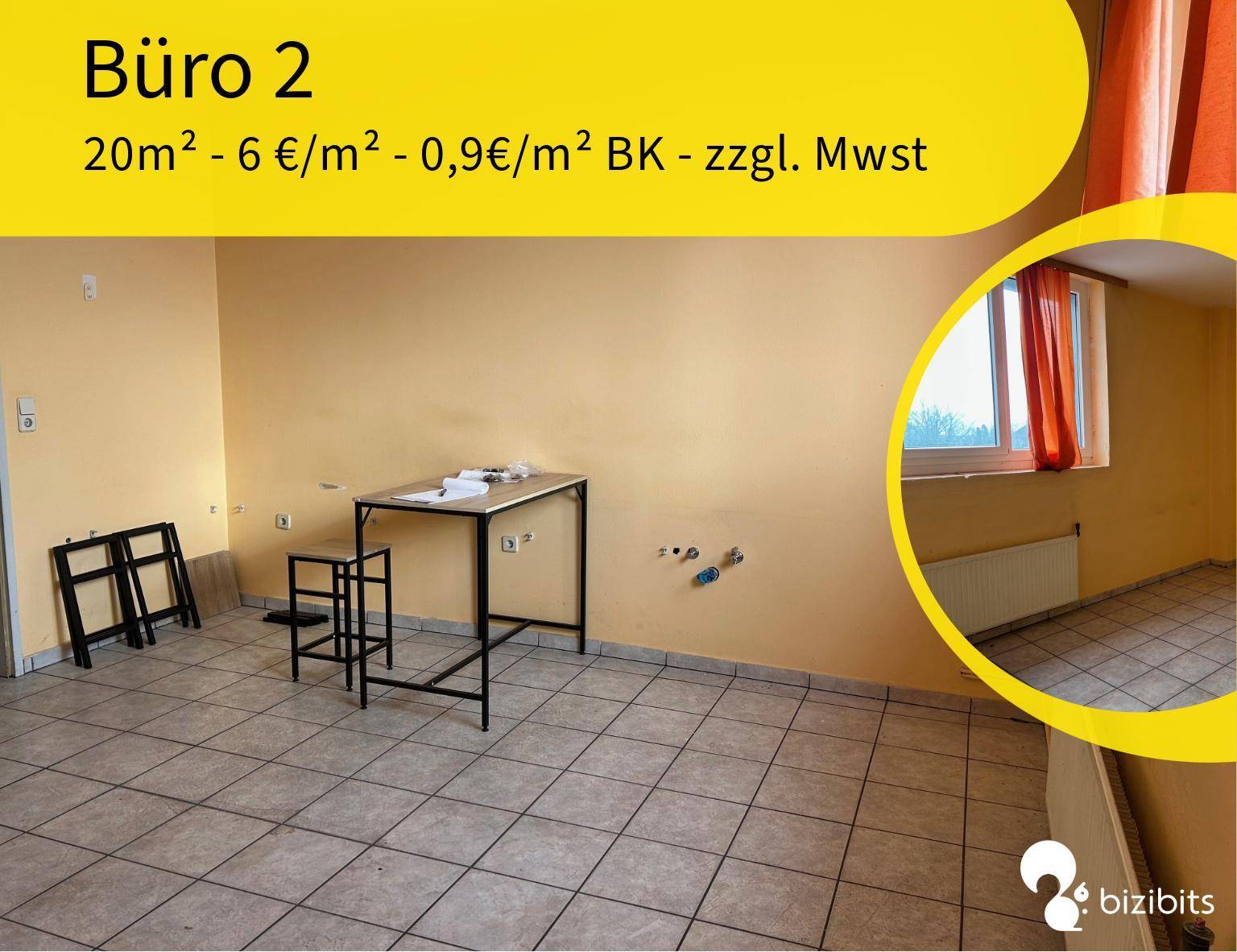 Geräumiges Büro mit Fliesenboden und Fenster, bietet flexible Gestaltungsmöglichkeiten für Arbeitsbereiche.