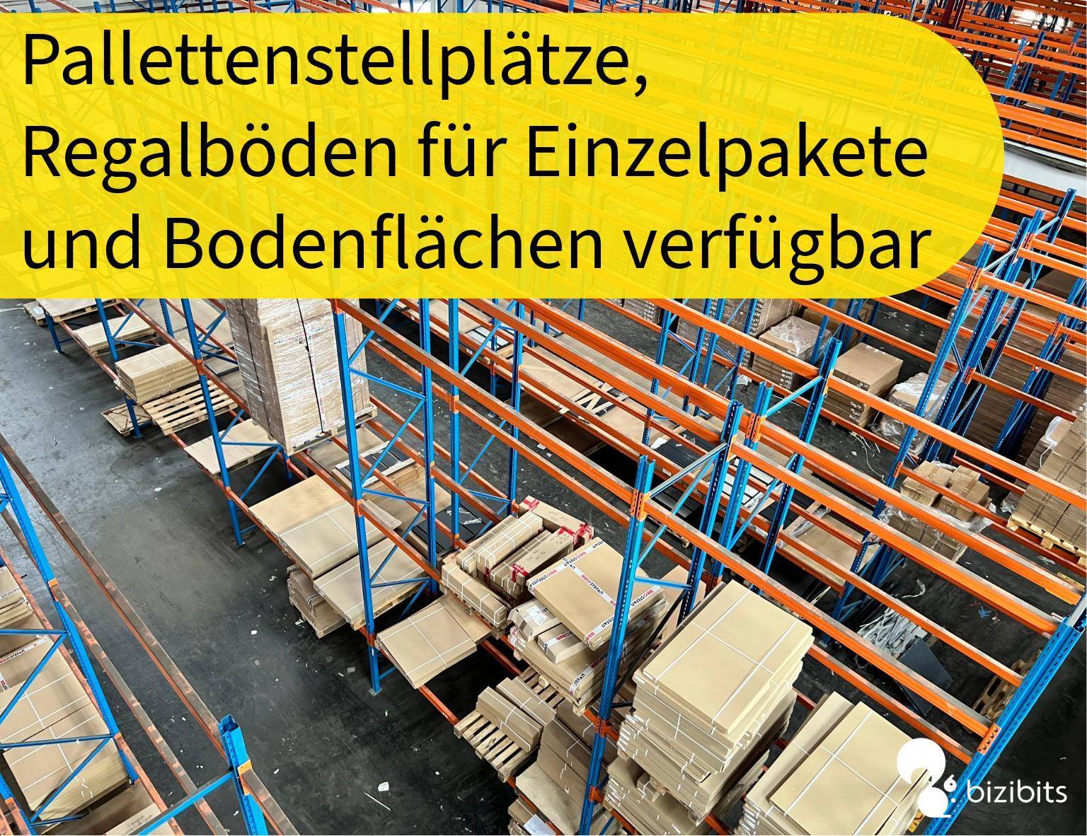 Übersicht einer Lagerhalle von oben, zeigt zahlreiche Regalebenen mit Paletten und Paketen für flexible Lagerung.