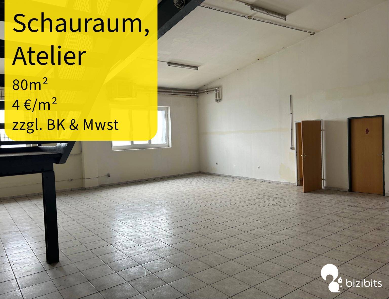 Geräumiger Showroom oder Atelier mit Fliesenboden und mehreren Türen, bietet vielseitige Nutzungsmöglichkeiten.