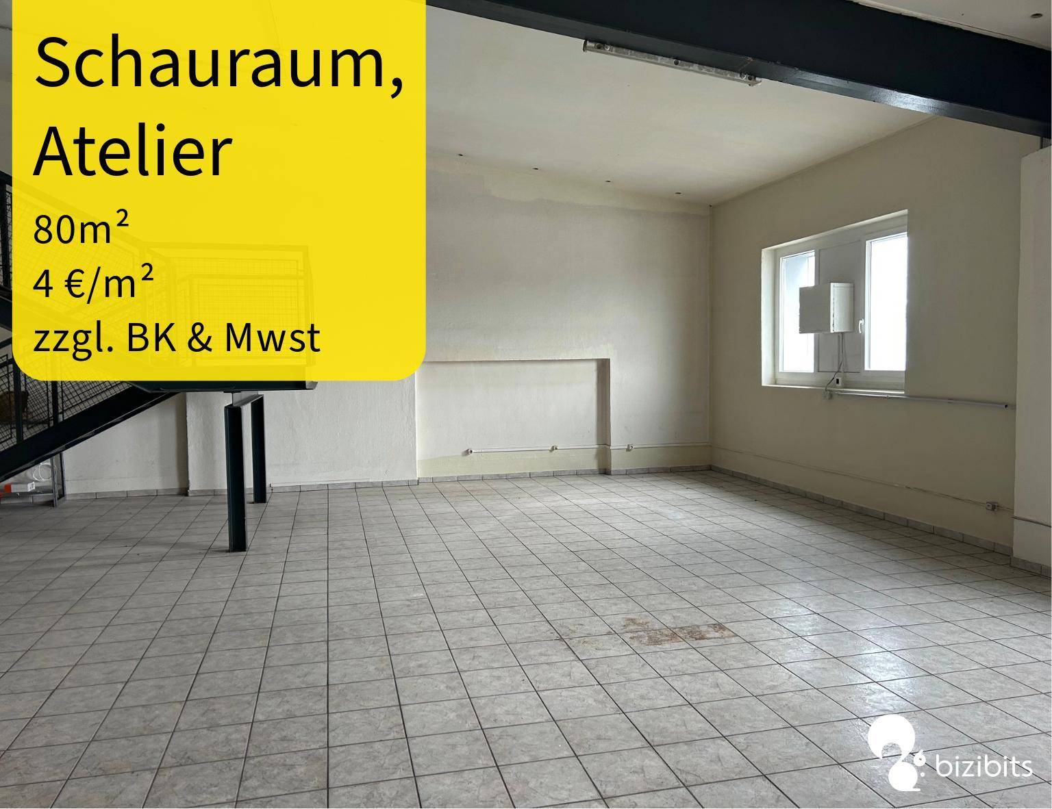Heller Showroom oder Atelier mit Fliesenboden und großen Fenstern, ideal für Präsentationen.